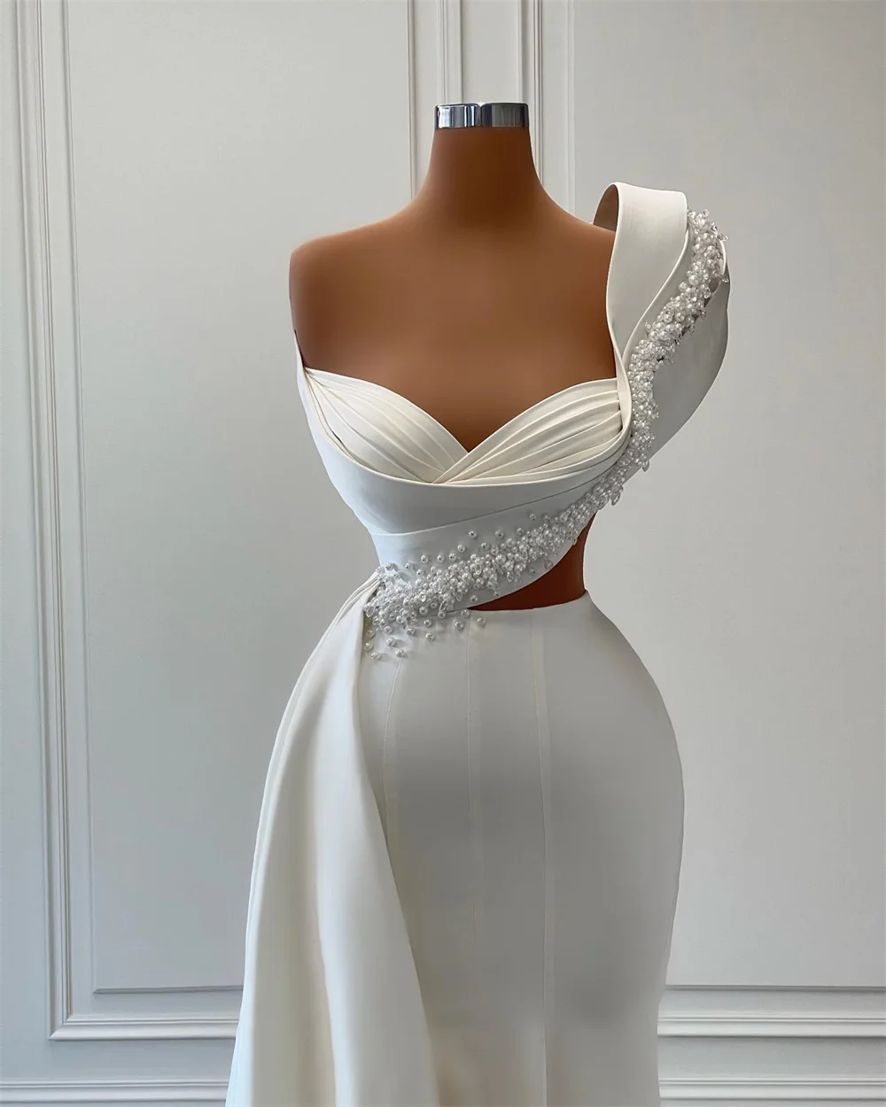 Elegante vestido de noche blanco plisado con cuentas de satén sin mangas escote corazón sirena vestido de baile en capas hasta el suelo vestido de fiesta