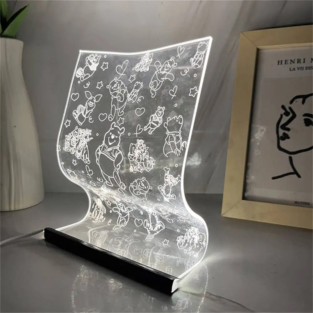 Linda lámpara de mesa LED de oso, luz acrílica, guía de escritorio, animación Popular, decoración de arte IP, iluminación de escritorio para niños, el mejor regalo