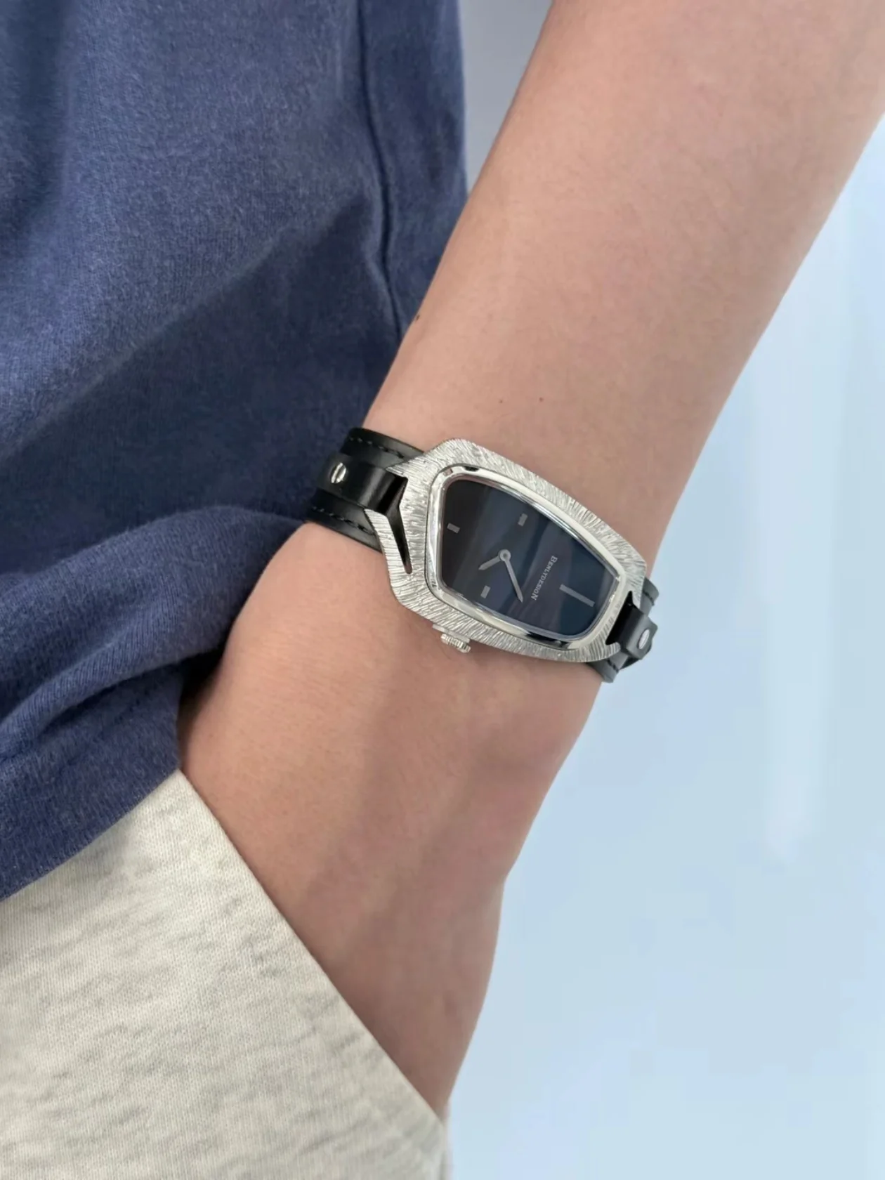 

BENLYDESIGN Unique Metal Watches elegance Leather Quartz Watches For Men Watch, Vintage Style Gift For Men, Retro Watches M1