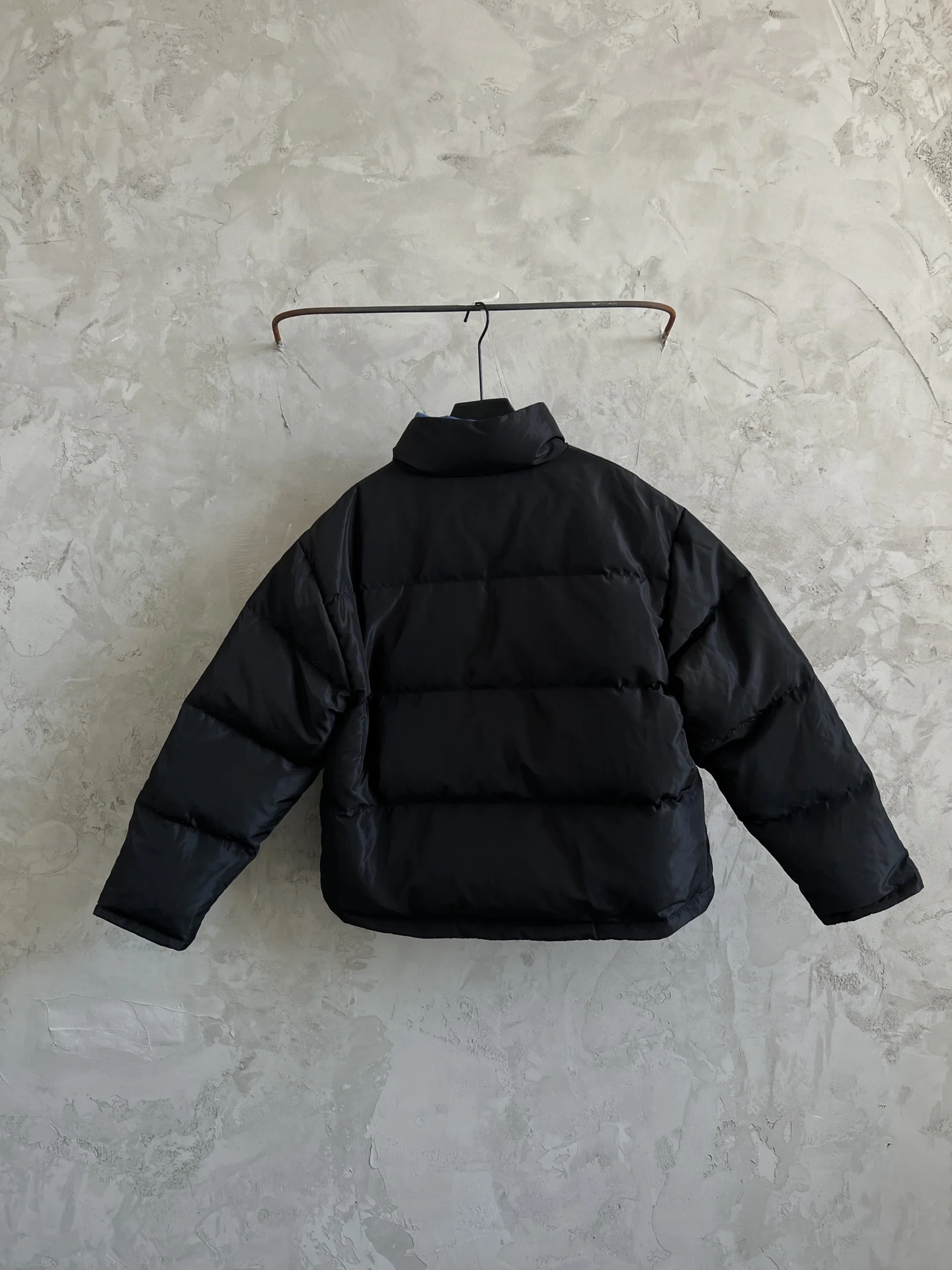 高品質の冬の女性のカジュアルファッション刺繍文字ジッパースタンドアップカラーソリッドサーマルダウンジャケット Jq042