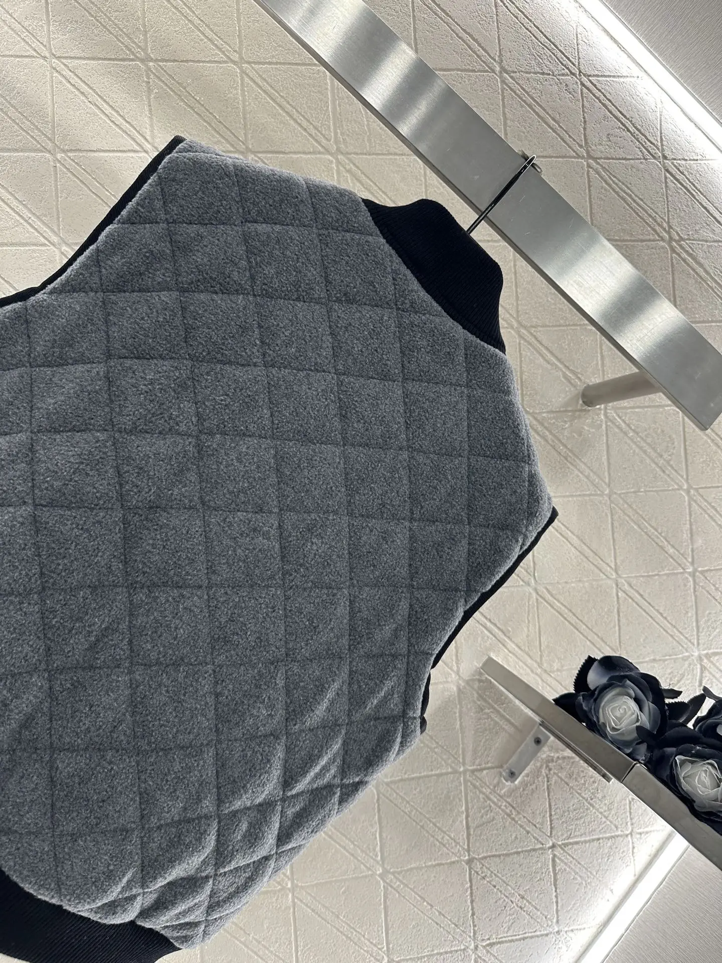 Grijs diamanten gewatteerd damesvest - Warm en stijlvol, essentieel voor herfstoutfits