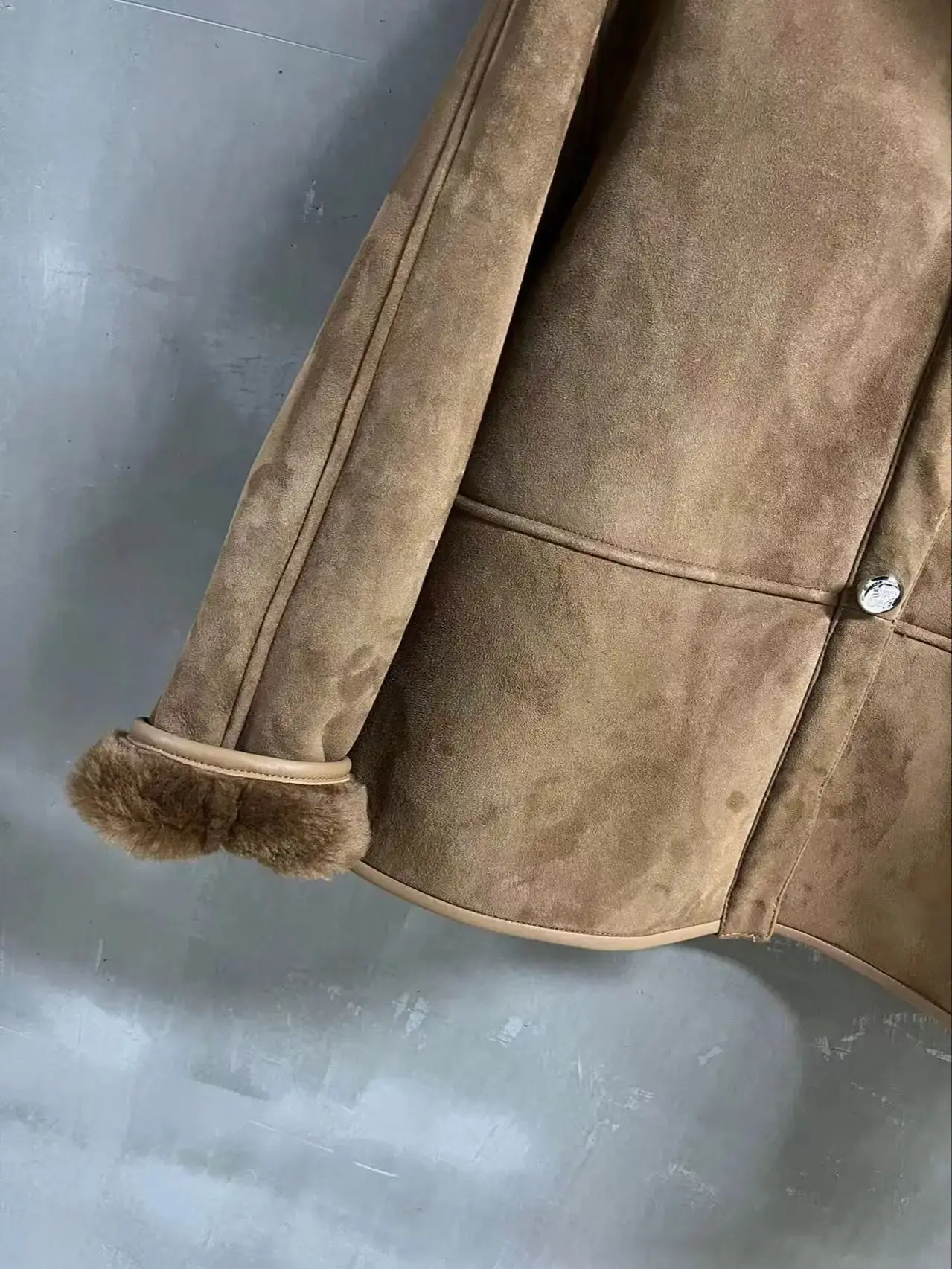 Chaqueta clásica de piel de ante con cuello en V de alta calidad.