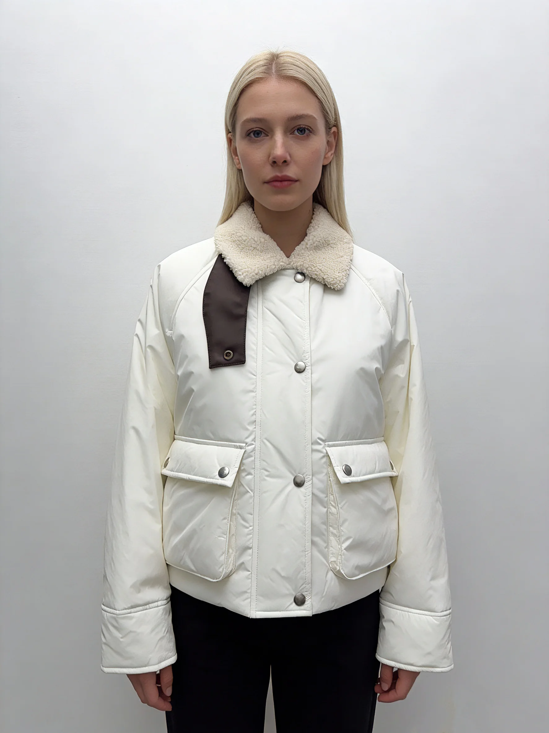 

Женская укороченная куртка с флисовым воротником, деталями из искусственной кожи и пуговицами, утепленная зимняя куртка