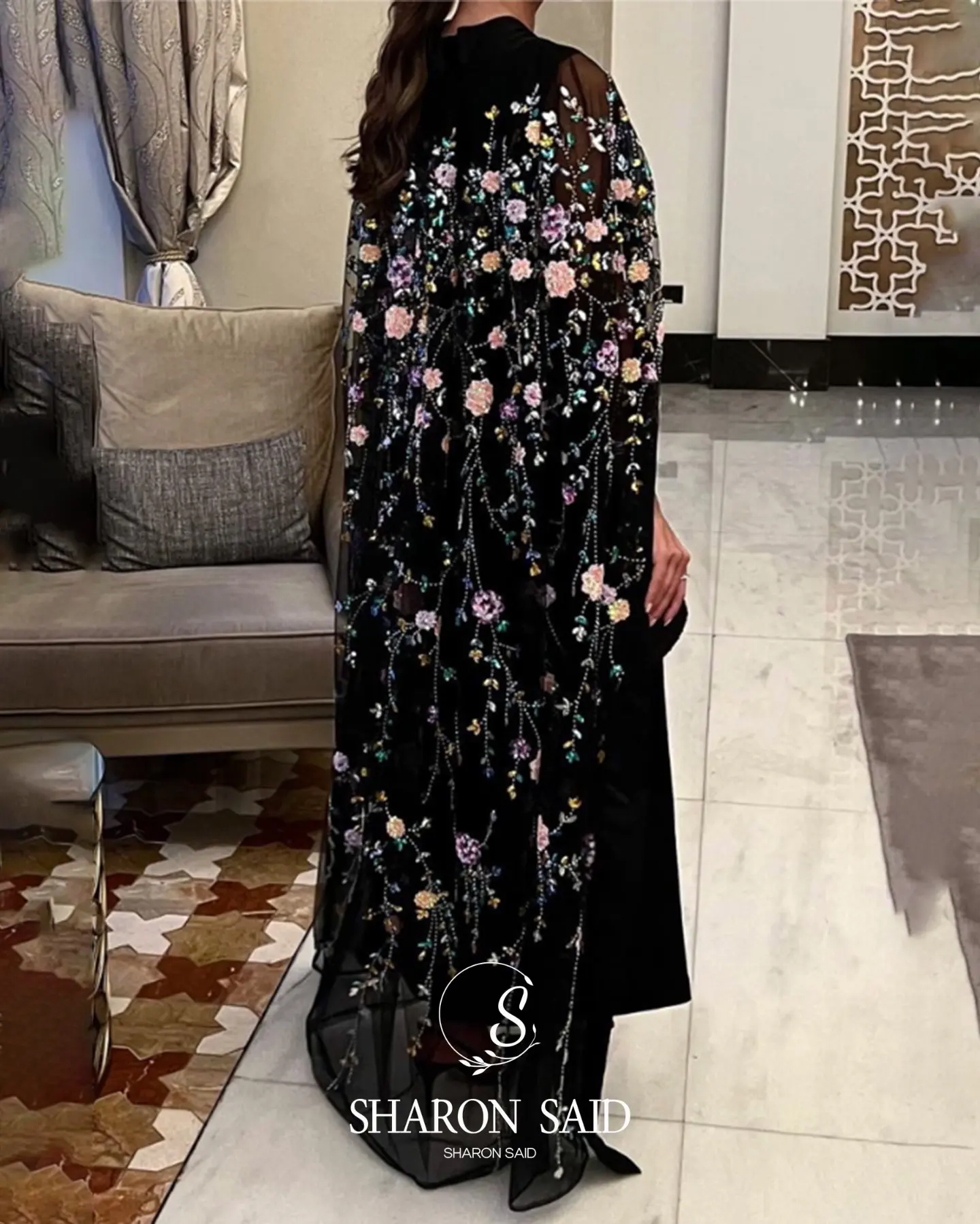 Sharon Said Abito da sera con fiori 3D a trapezio nero di lusso con maniche a mantella Abiti da ballo da donna con perline SF426 Personalizzato