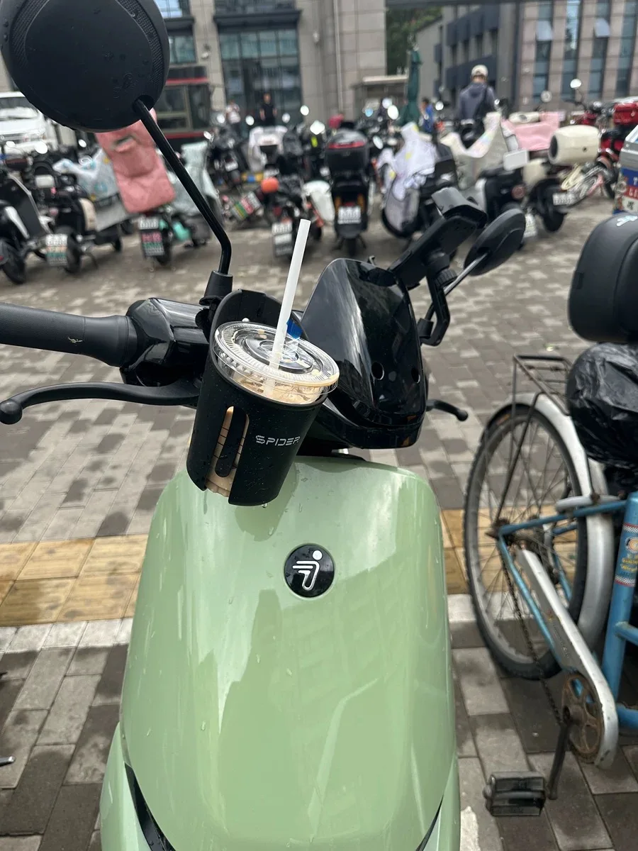 Portavasos de ajuste automático para motocicleta, soporte Universal para bebidas, resistente a los arañazos, jaula para botella de agua para Moto