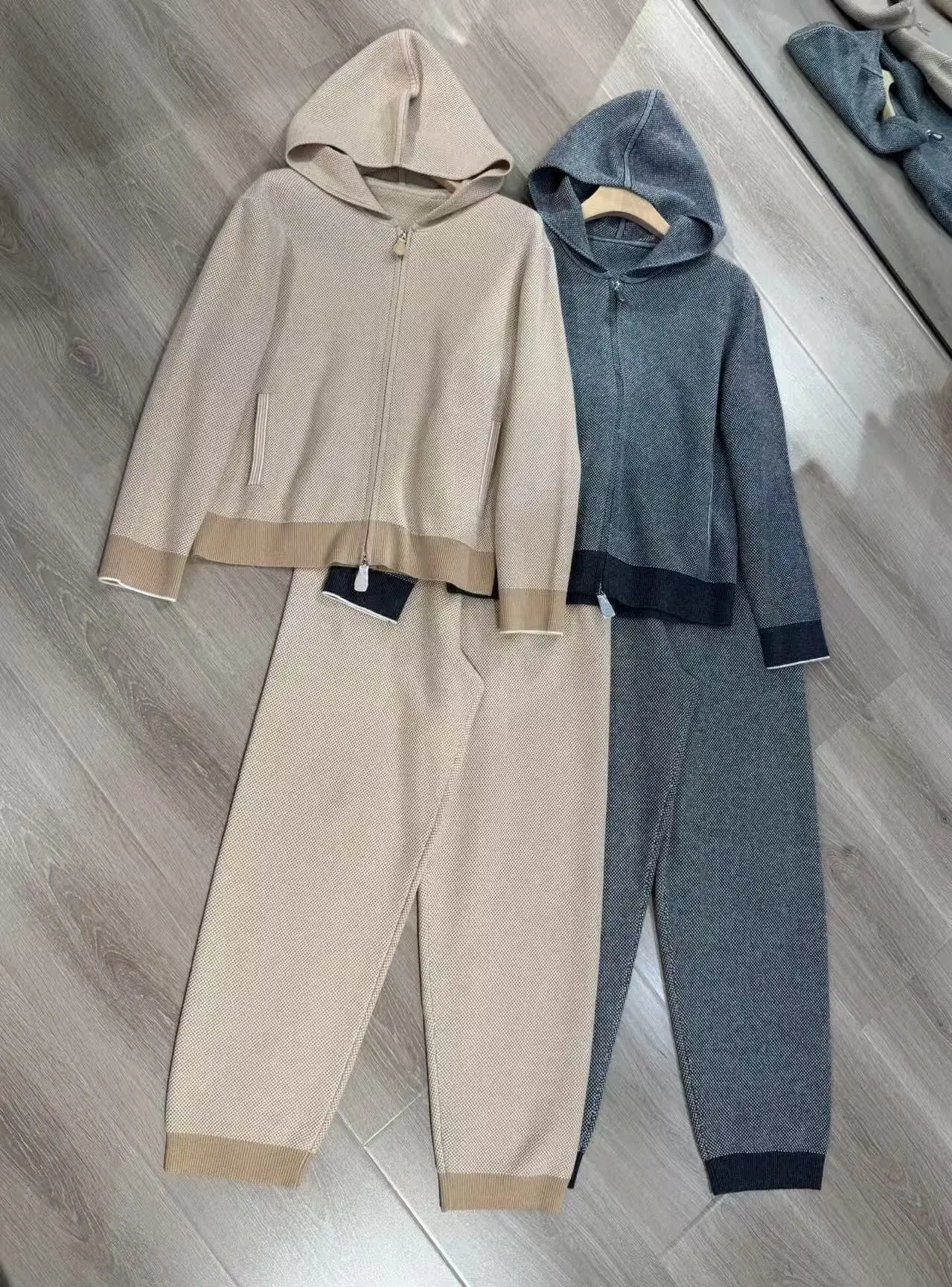 

Элегантный кашемировый комплект свободного кроя с капюшоном, выполненный из двойного переплетения, в изысканных тонах.