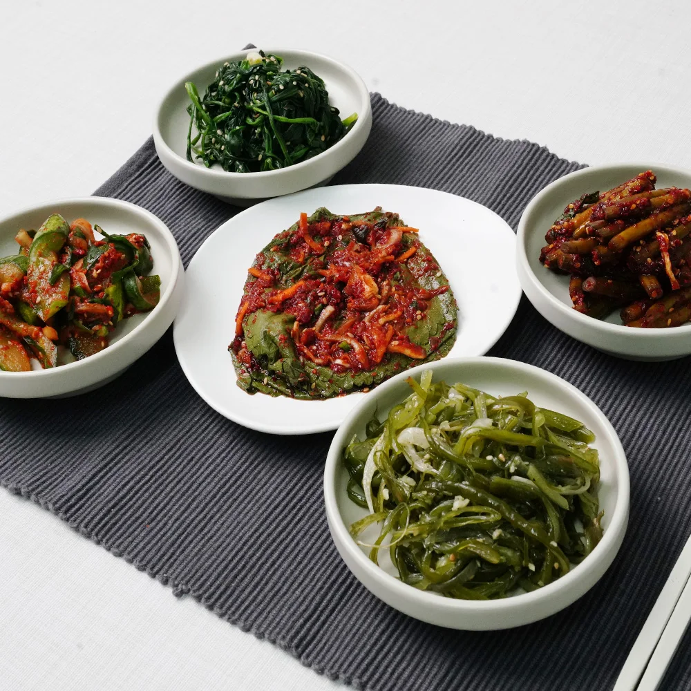 [Same-day production] Rice Thief’s handmade side dish 5-piece green set (spicy spinach/spicy cucumber chives/seasoned perilla leaves/pickled garlic/stir-fried seaweed stems)