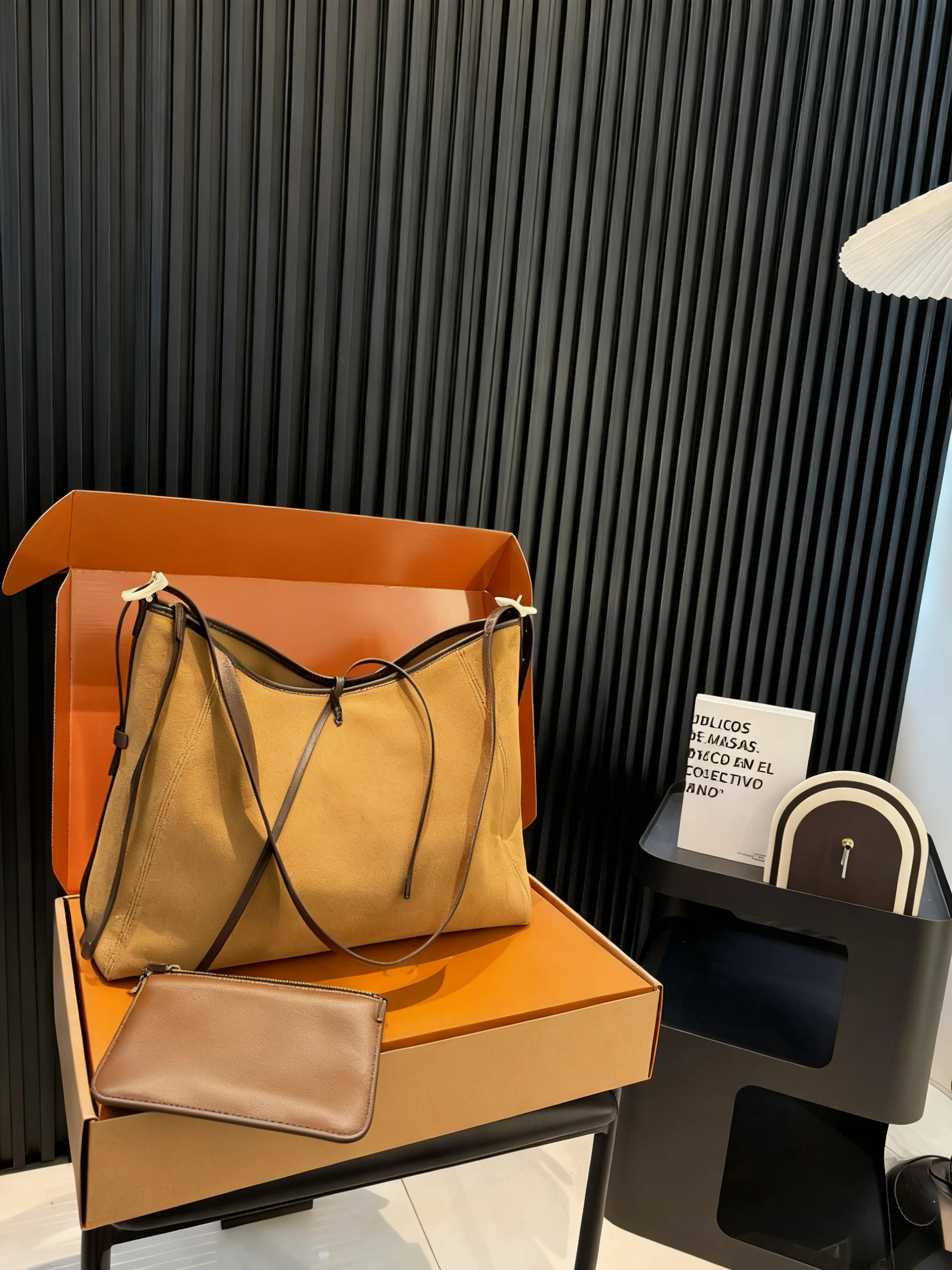 

2025 New SIZE: 40X32 CM Fashionable Versatile bags leather cherry Portable can be carried on the shoulder no boxes