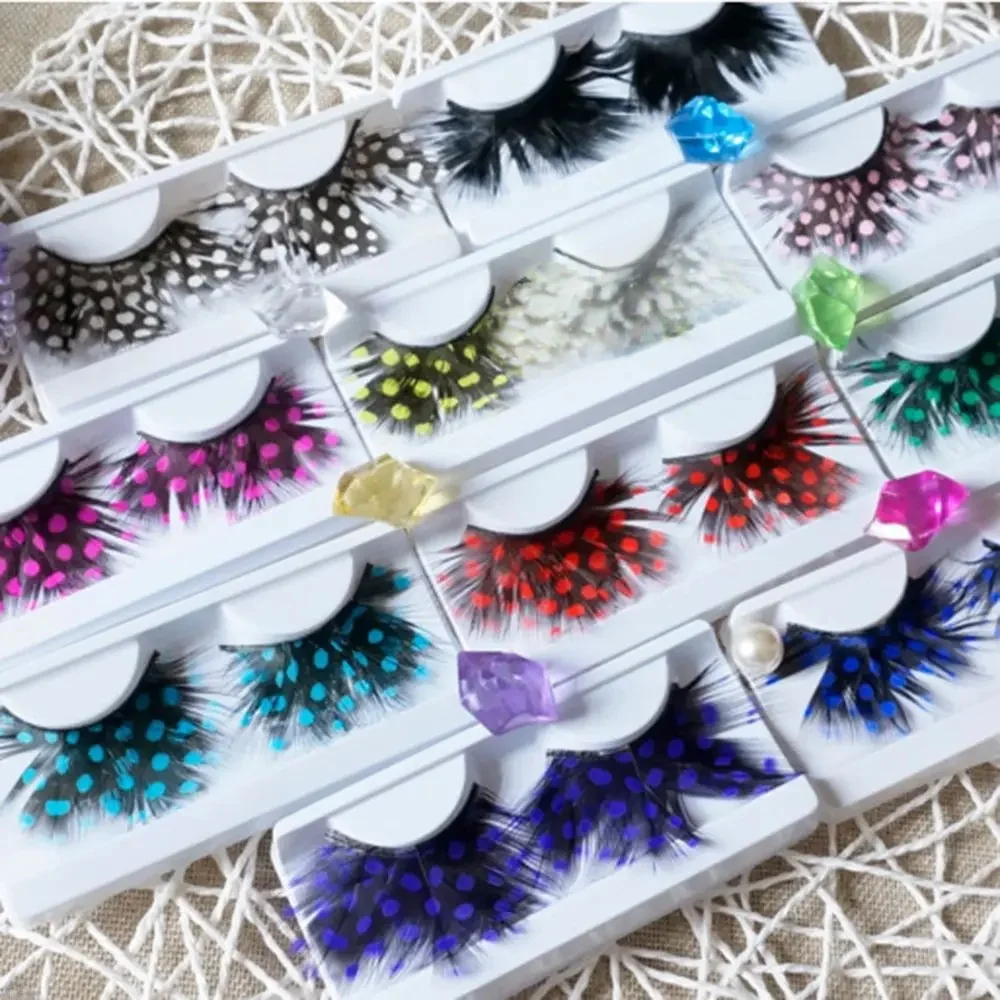Extension de cils créative, faux cils exagérés, plumes touffues