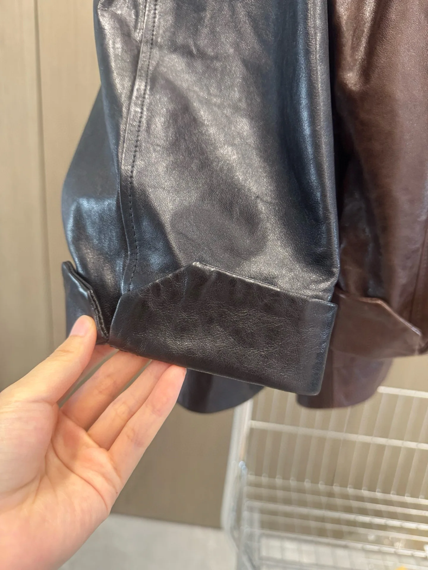 เสื้อแจ็คเก็ตหนังผู้หญิงฤดูใบไม้ร่วงคุณภาพสูงที่เรียบง่ายหรูหรา