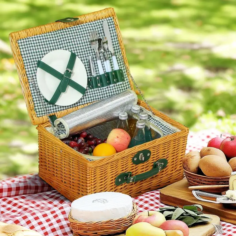 Panier pique-nique complet pour 2 personnes, avec compartiments isothermes - un panier en osier avec couverts, assiettes, verres et bouteille.