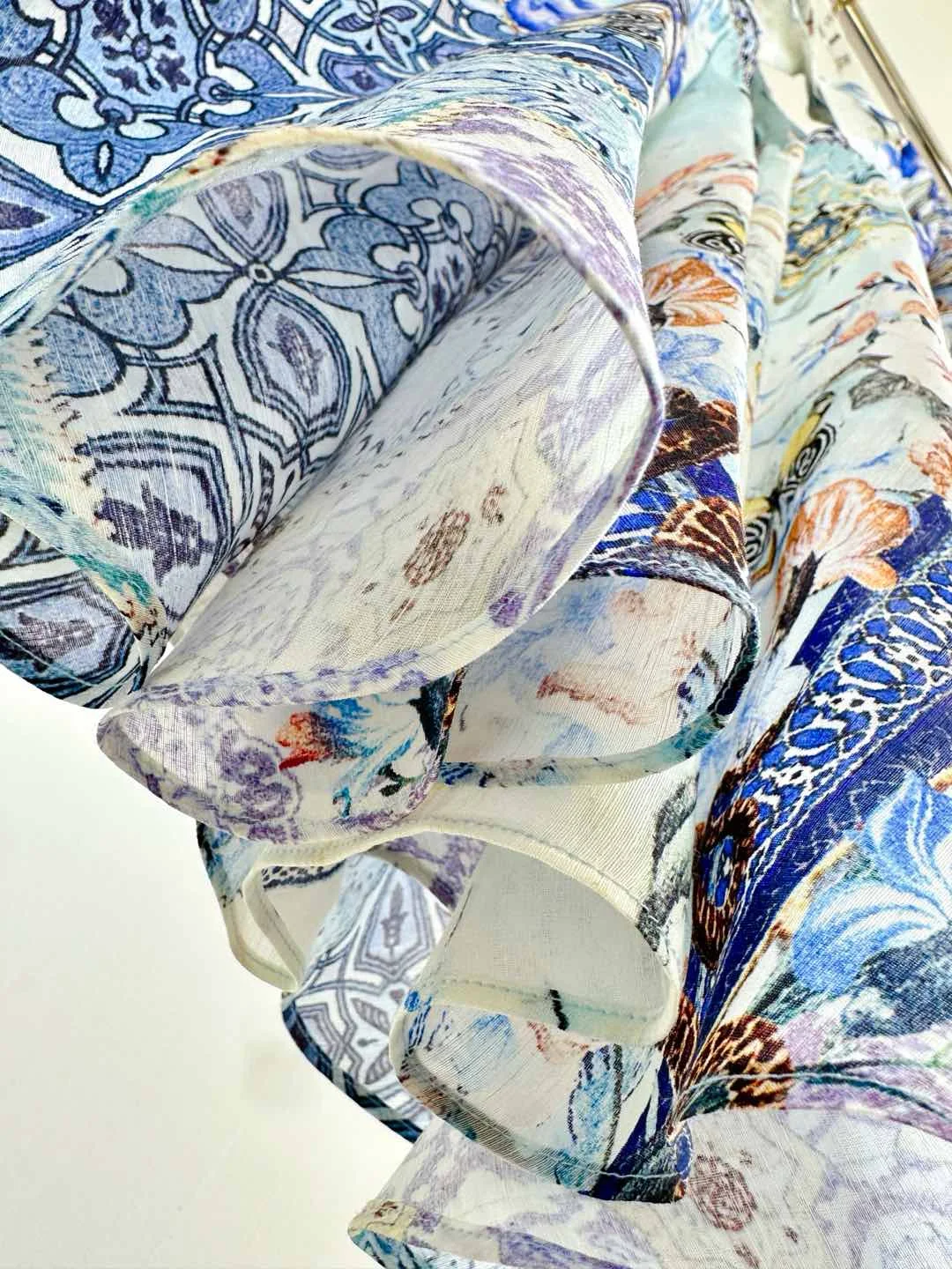 فستان نسائي قصير بطباعة أزرق حريري حقيقي 100% فستان صيفي أسترالي للشاطئ بوهو شيك مصمم بأكمام منتفخة ماسية