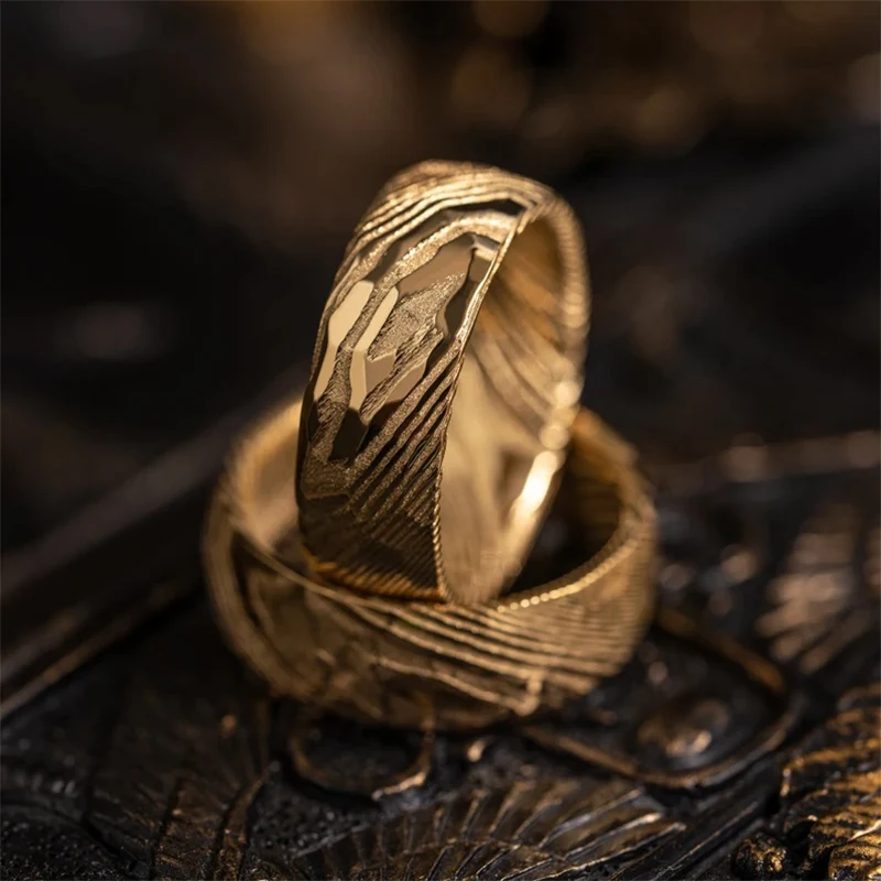 8 mm goldener Ring aus Damaszener Stahl, modischer Schmuck, gehämmert, Eheringe für Herren, hochwertige Verlobungs- und Versprechensringe, bequeme Passform – Detail 7