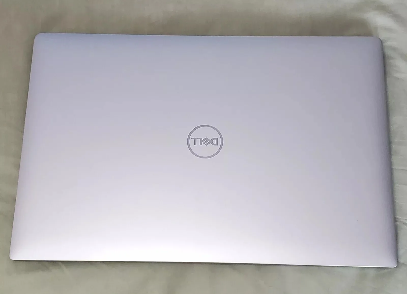 New DELL-XPS 15 7590 5.0 i9 9980HK, 512GB SSD, 16GB RAM, 15.6 FHD, 4GB GTX 1650