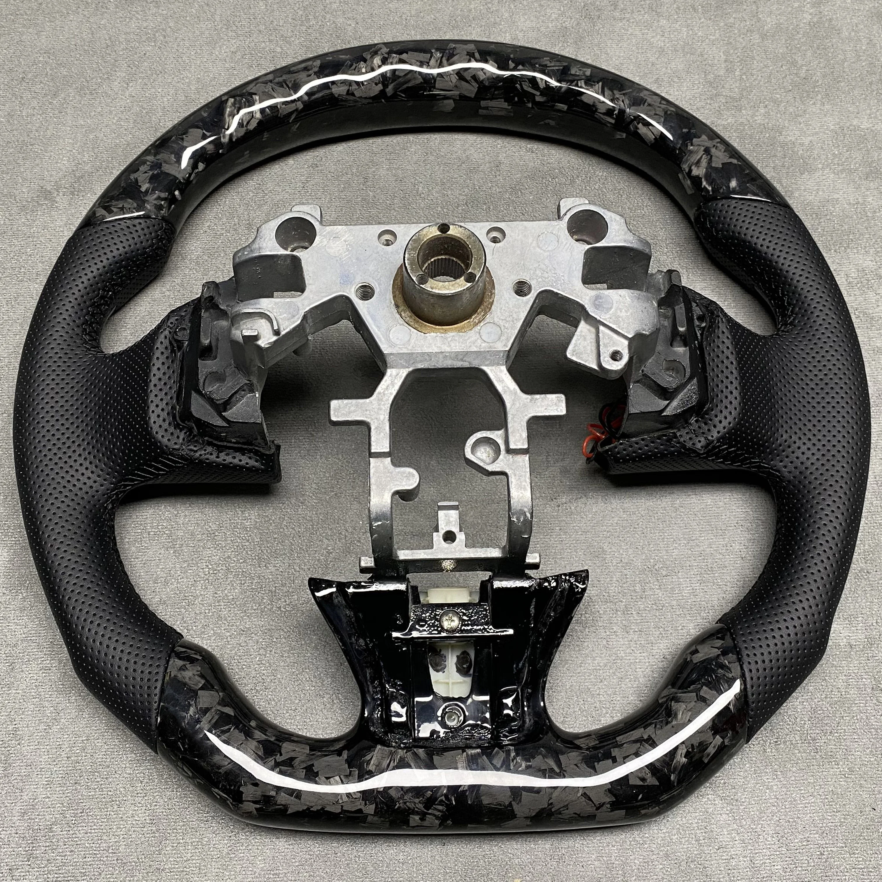 Customized carbon fiber car steering wheel for G35 G37 G37s Q50 Q60 QX30 QX50 QX60 upgraded sports steering