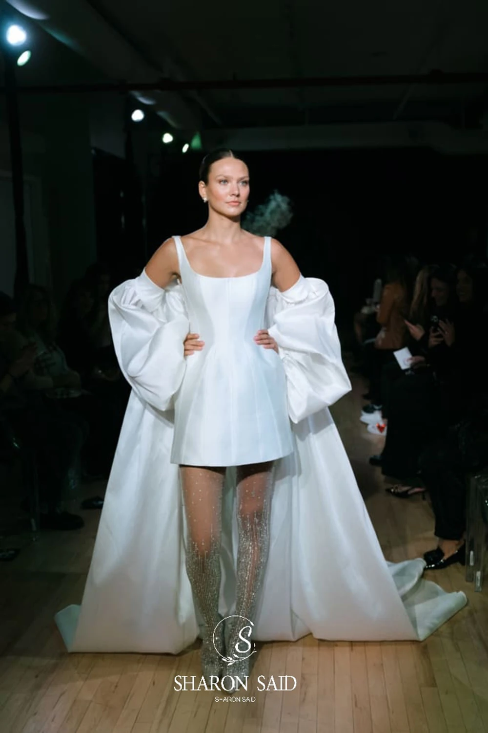 Sharon Said Abito da sposa in raso bianco sporco con colletto quadrato semplice 2025 con maniche a mantella staccabili Abiti da sposa SW320 personalizzati