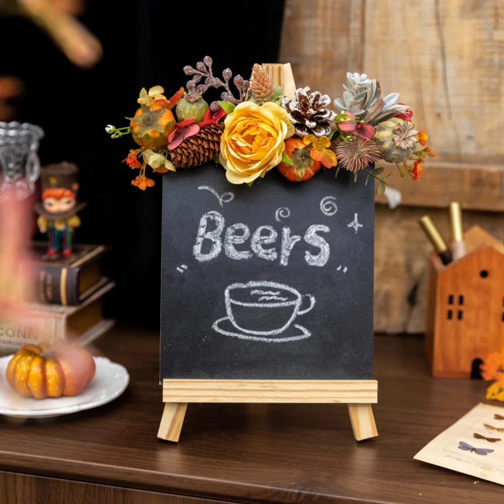 علامة سبورة صغيرة عتيقة مع حامل عرض لوحة رسائل لمحلات القهوة وقائمة مطعم الزفاف تعرض ديكور الحدث