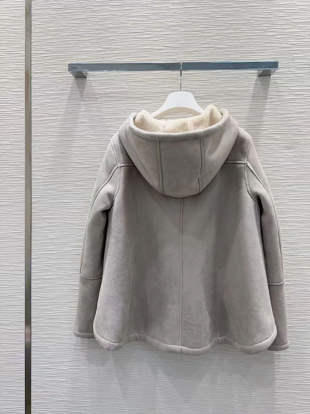 

2025 зимняя новая теплая женская повседневная свободная куртка-накидка на молнии с длинными рукавами и капюшоном на флисовой подкладке A32