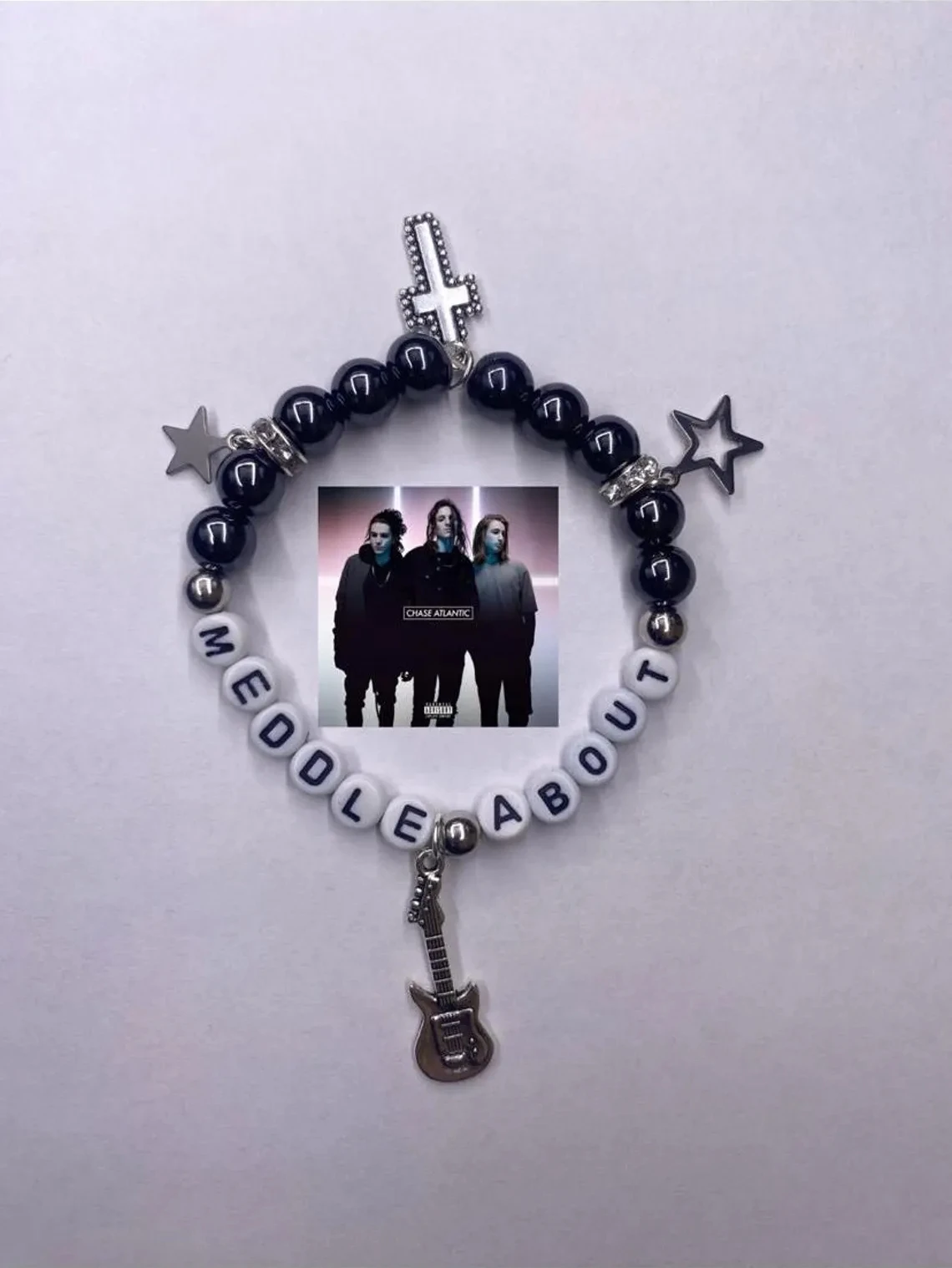 Pulsera hecha a mano de insigniación atlántica | con dijes de guitarra bajo estrella cruz y2k