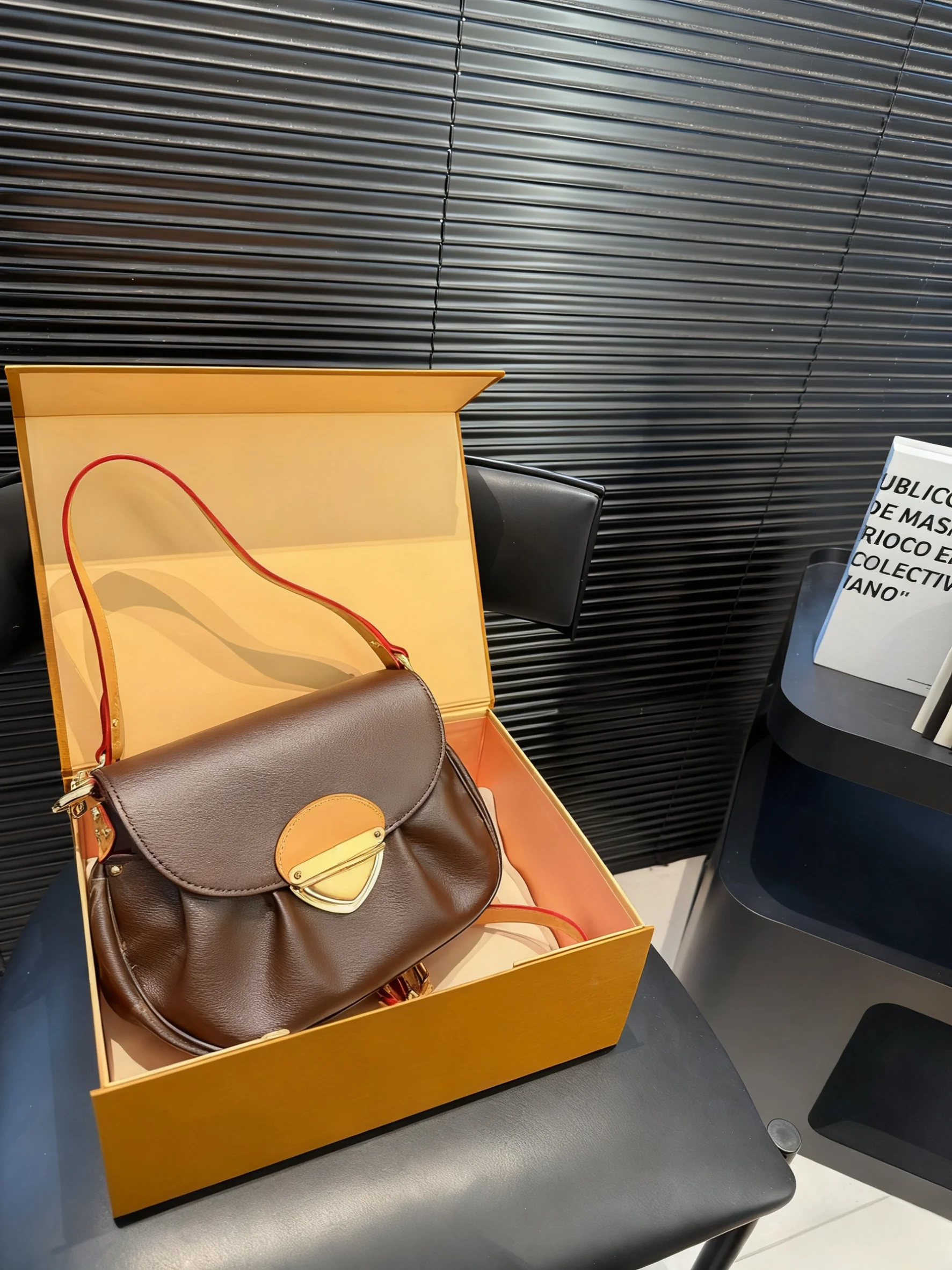 

2025 New 25X19 CM Fashionable Versatile bags leather cherry Portable can be carried on the shoulder no boxes