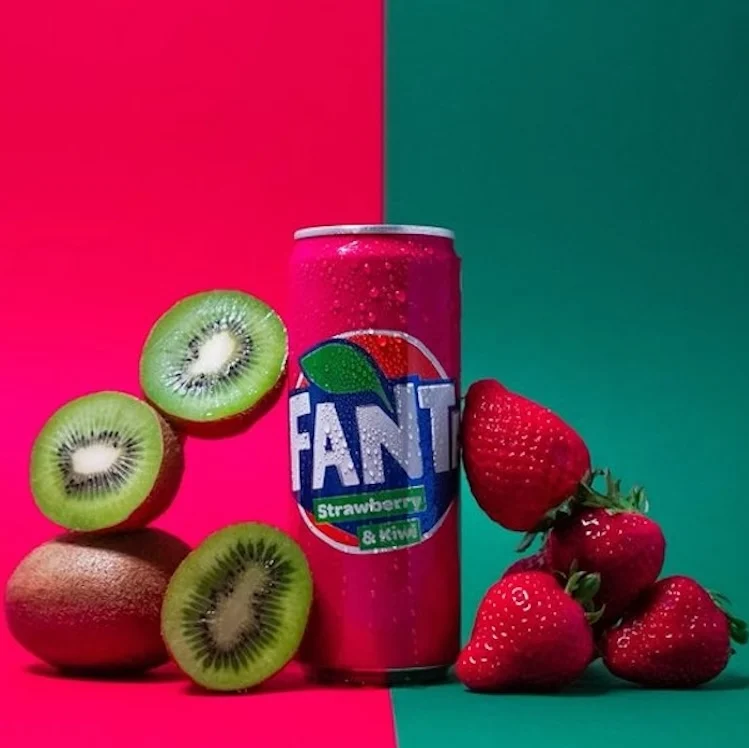 Fanta Popularny napój gazowany Smak truskawki i kiwi  330ml x 24