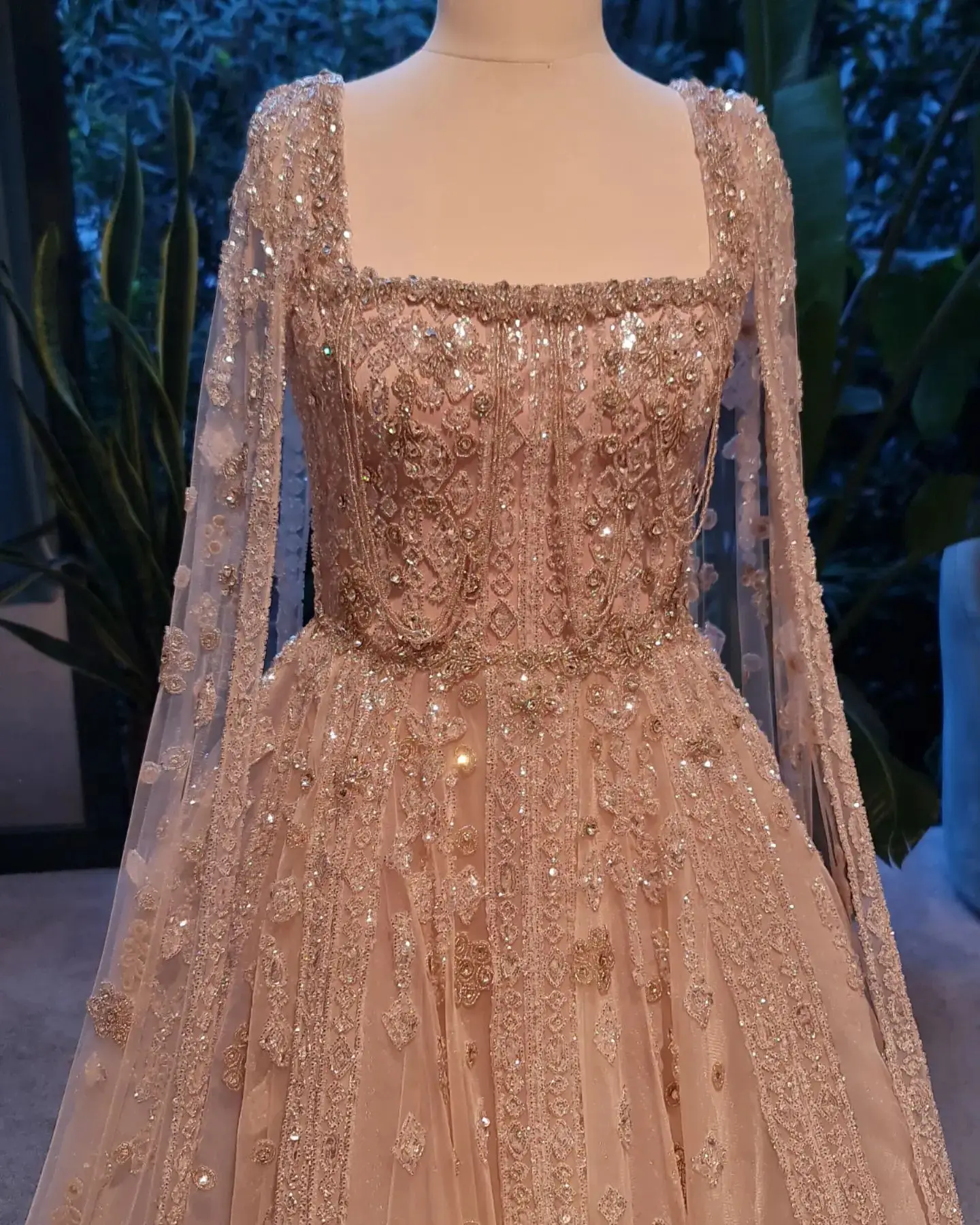 Sharon Said Elegantes Dubai Nude Arabisches Abendkleid mit Cape-Ärmeln Choker Weinrot Hochzeitsfeierkleider SS543 Maßanfertigung – Detail 9
