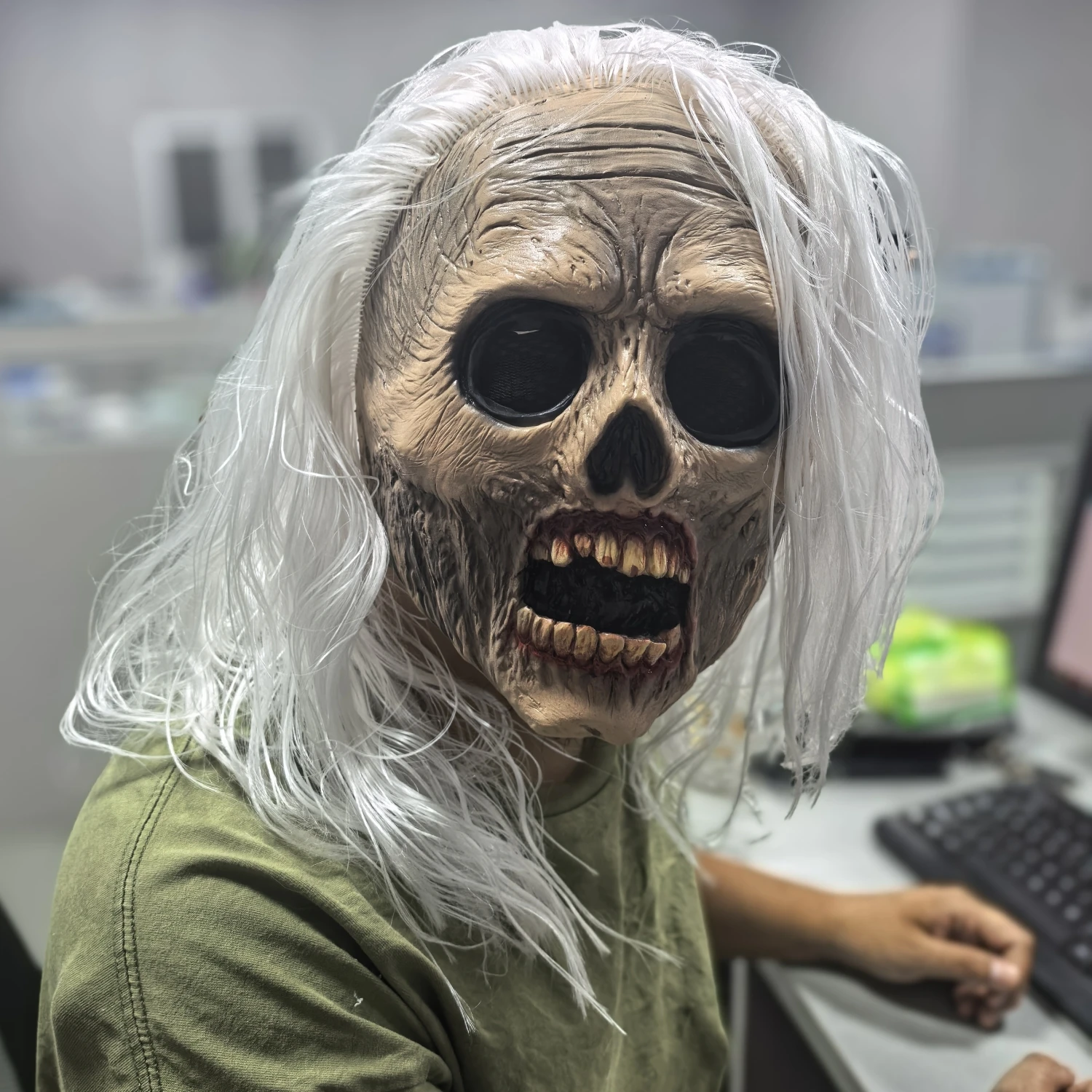 Adult Halloween Walking Dead Zombie Rubber Face Mask with White Hair Scream Old Man Design for Cosplay And Party Accessory