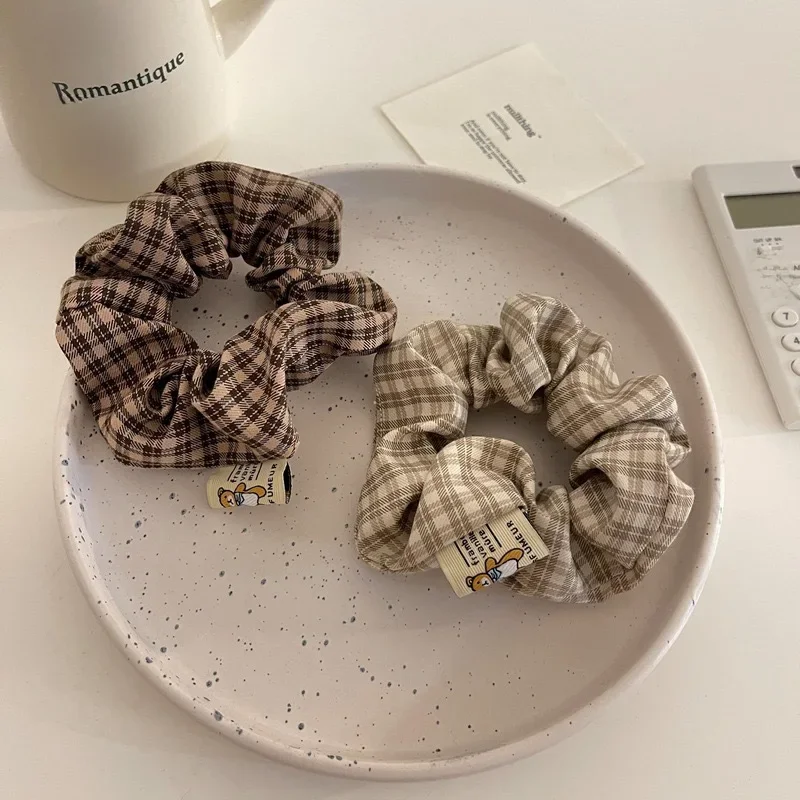 Brązowy kolor kraty Scrunchies kobiety dziewczęta modne akcesoria do włosów studentka elastyczne opaski do włosów Cartoon kucyk Holder — zdjęcie 2