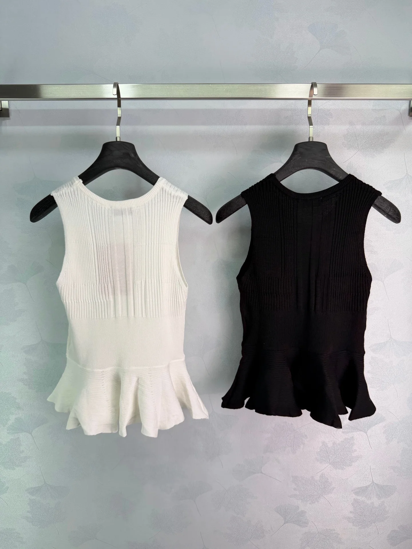 

2026 Summer Women's Crew Neck Ribbed Knit Tank Top Peplum Ruffle Hem Sleeveless Top ZX8855