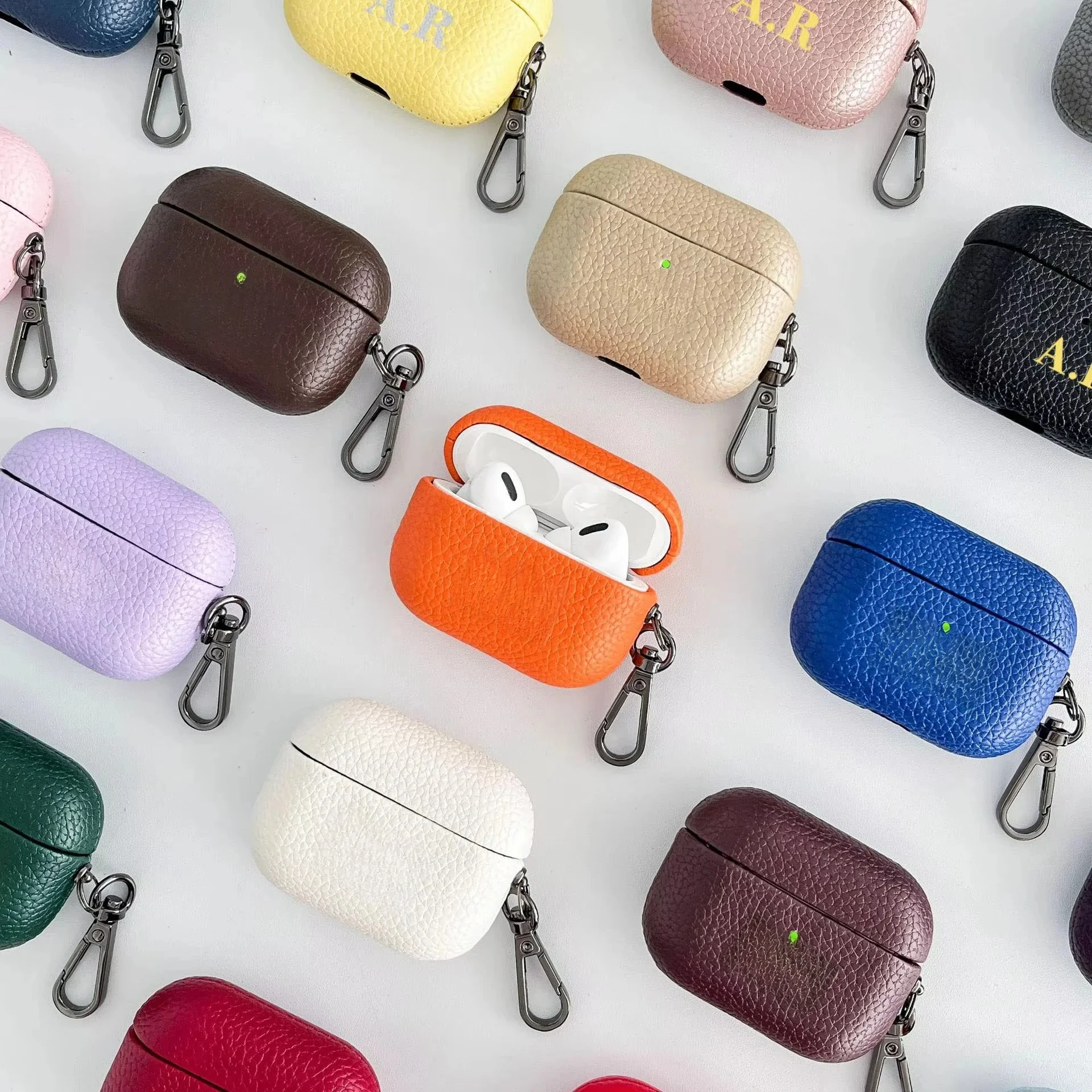 Gepersonaliseerde initialen Letters Aanpassen Oortelefoon DIY-hoesje voor Airpods 1 2 3 4 Pro 2 Luxe Lychee-huidpatroon met sleutelhanger - afbeelding 2