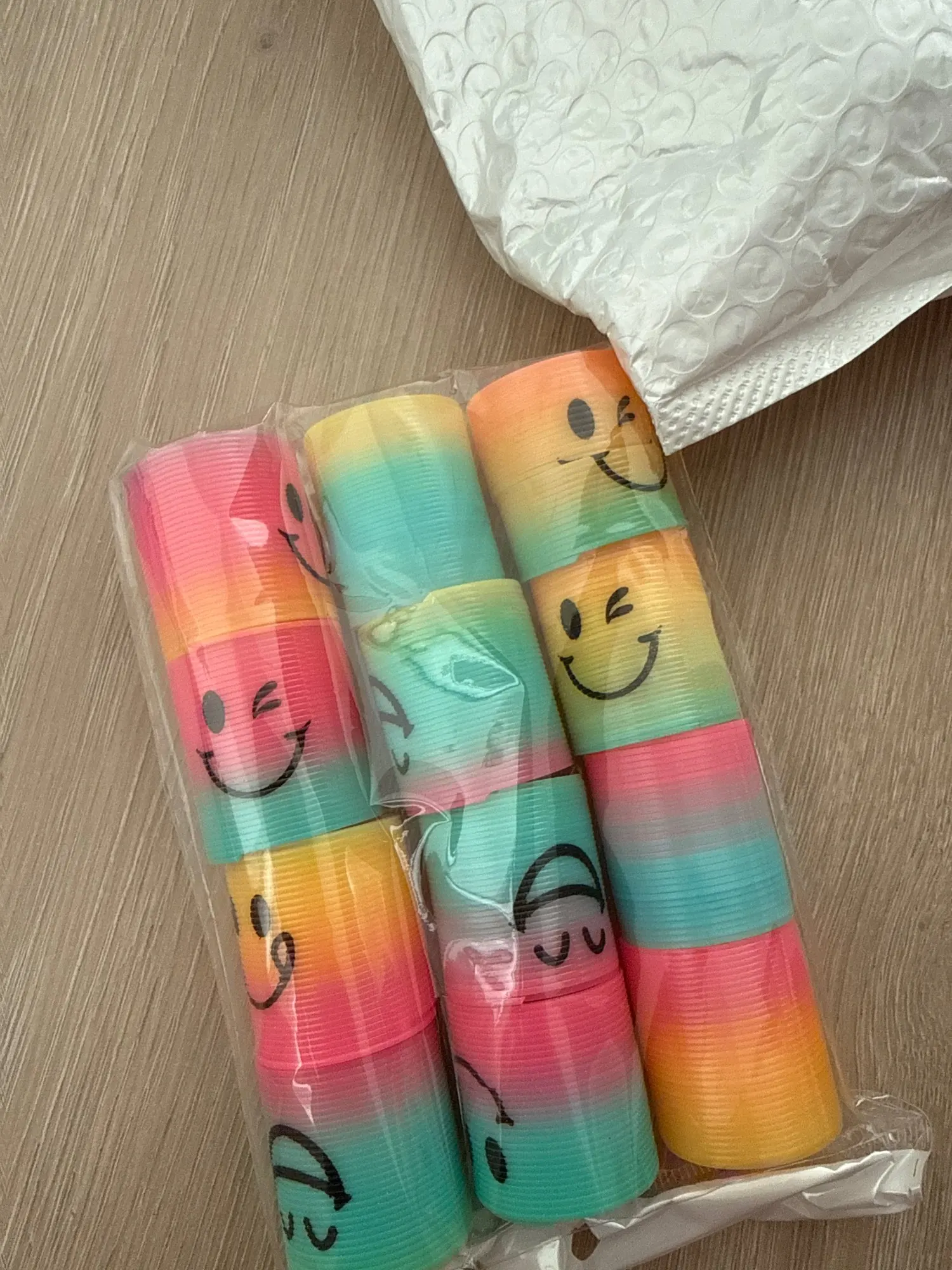 24PCS Rainbow Magic Springs Circle Toys Kids Birthday Party Favors Guests Giveaway Small Gifts Pinata Fillers Flexible Funny Toy photo review