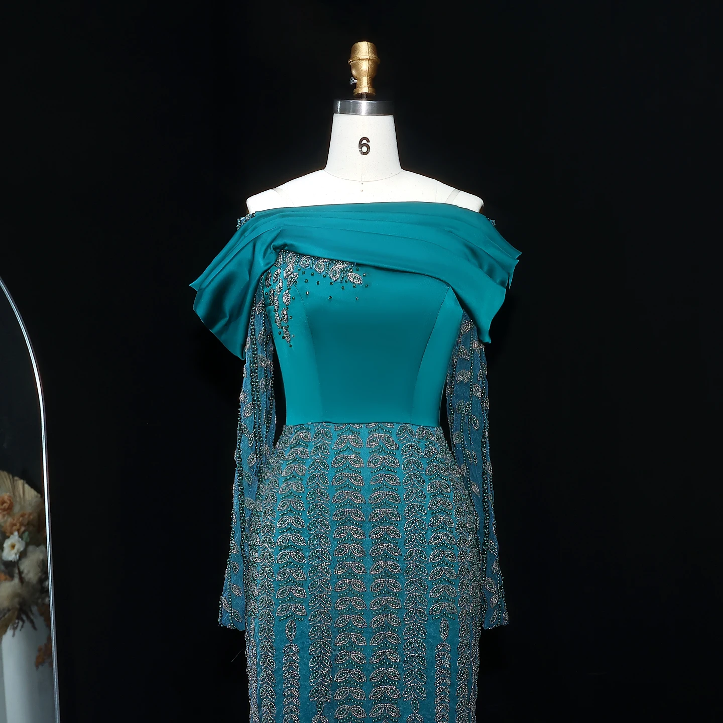 Sharon Said Abendkleid Luxuriöses Etuikleid Dubai Schulterfreies Langarm-Kleid mit Drapierung Arabisches Formelles Hochzeits- und Partykleid SS695 Maßanfertigung – Detail 6