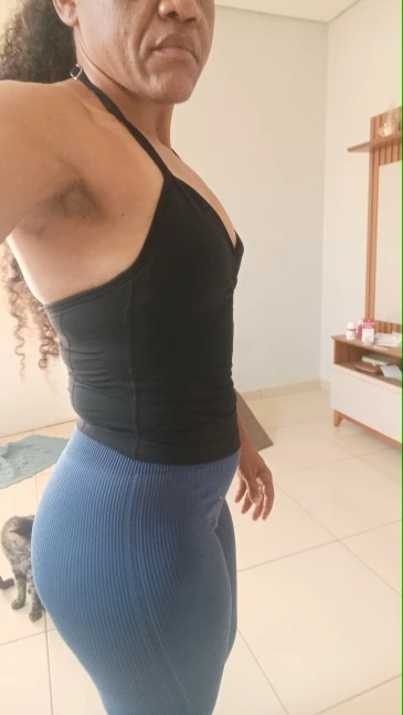 Foto de una compradora con Top Halter Breeze
