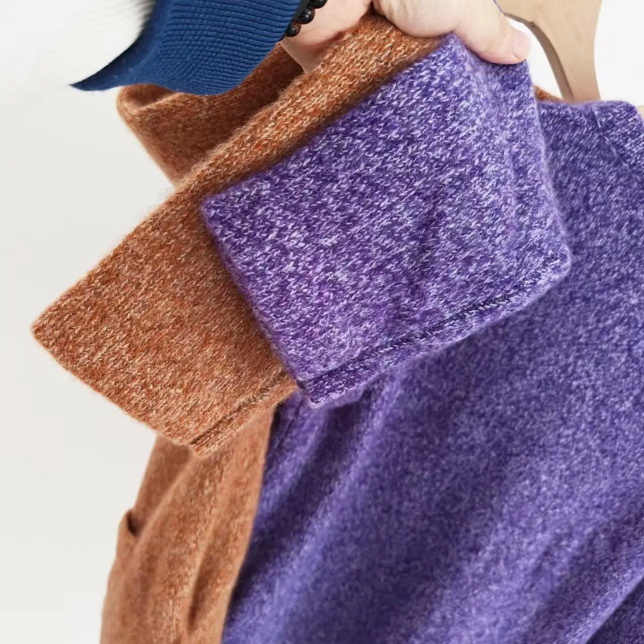 Elegante cardigan girocollo 100% cashmere con doppie tasche e bottoni dorati