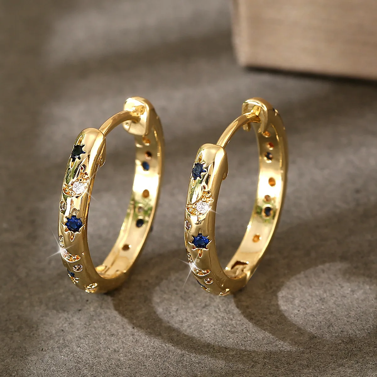 Vintage Star & Moon Decor Hoop Earrings Fashion Rhinestone Decorated Earrings for Women Trendy All-match Exquisite Jewelry Gift