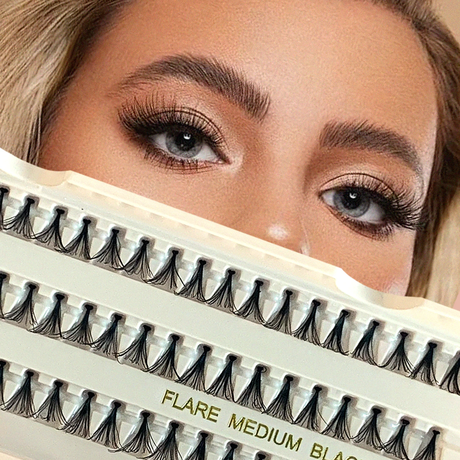 Le ciglia a fascia invisibile in stile coreano includono colla e pinzetta: piume luminose, soffici e naturalmente voluminose