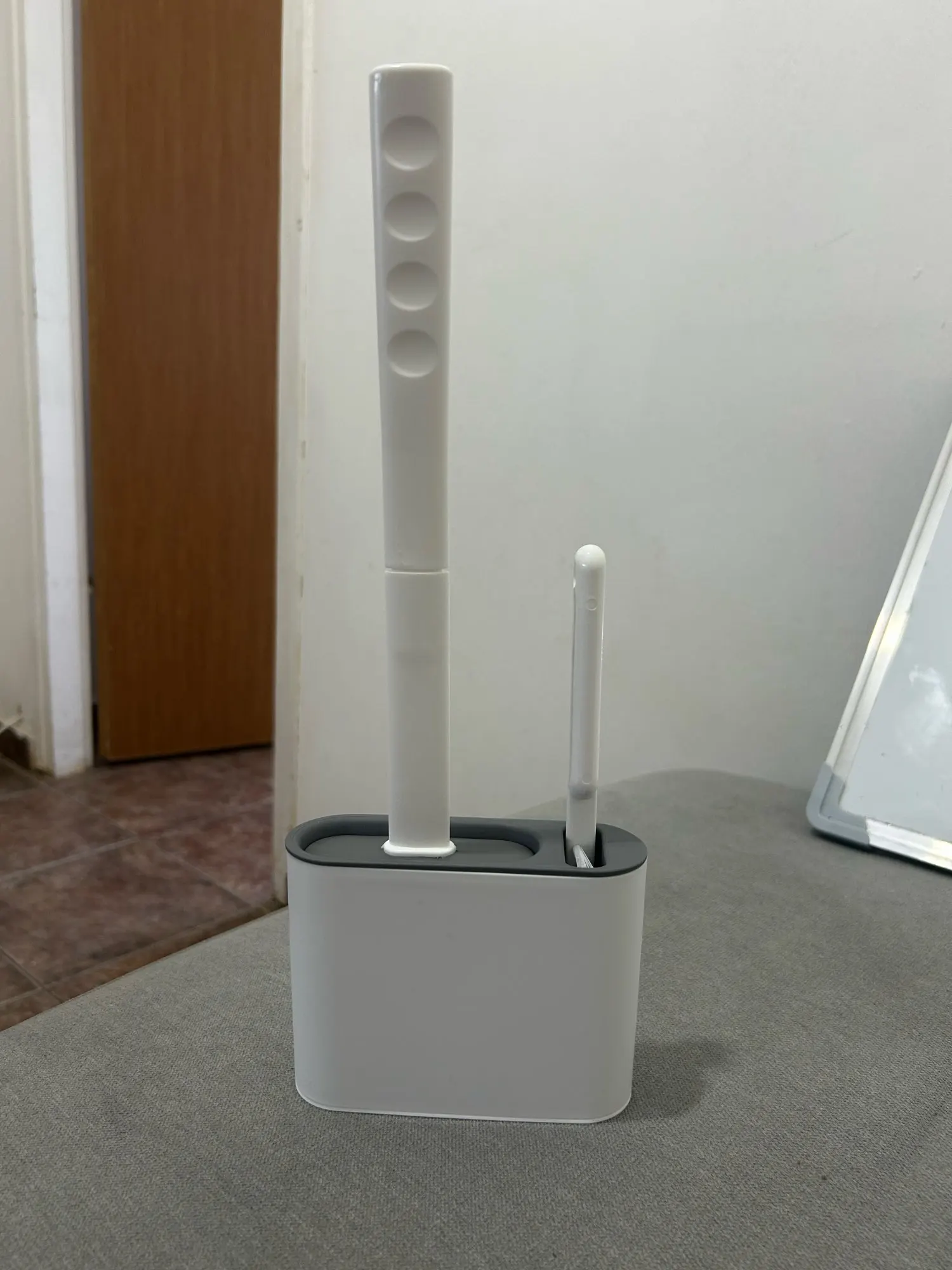 Escova Sanitária de Silicone 2 em 1 com Suporte Adesivo Branco/Preto Compacta Premium IZEWALL PRO photo review