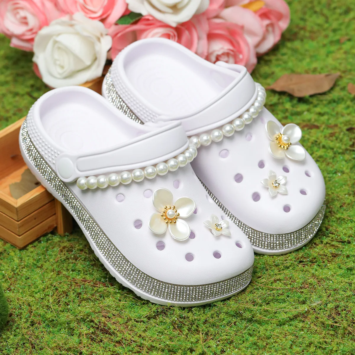 

Stylish wooden clogs for girls, decorated with flowers, suitable for various occasions (parties/outdoors/indoors).
