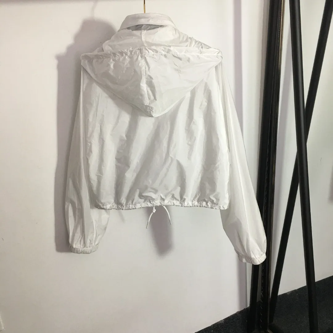 

2025 женский новый костюм с логотипом на молнии, двойной карман, воротник-стойка, длинный рукав, солнцезащитная ветровка, шорты