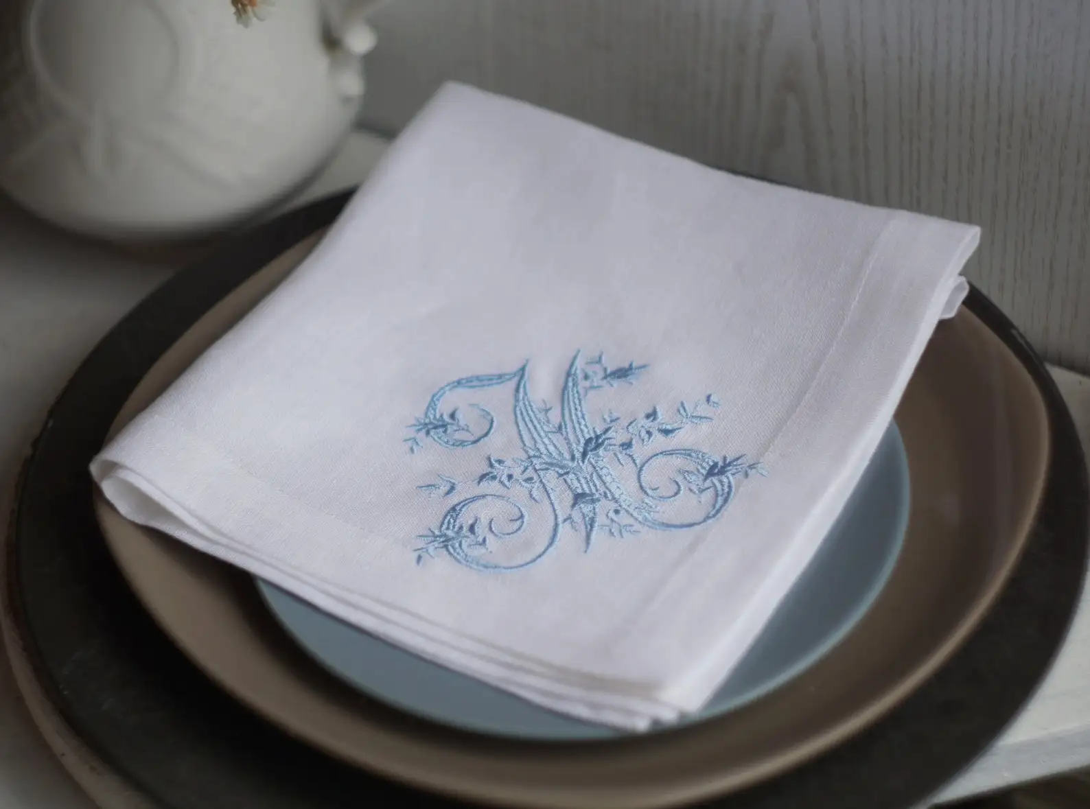 CamelliaCasa2101 Customized Victorian Monogrammed Embroidered Dinner Napkins Placemat，Elegant Design for Wedding, Party, Gift