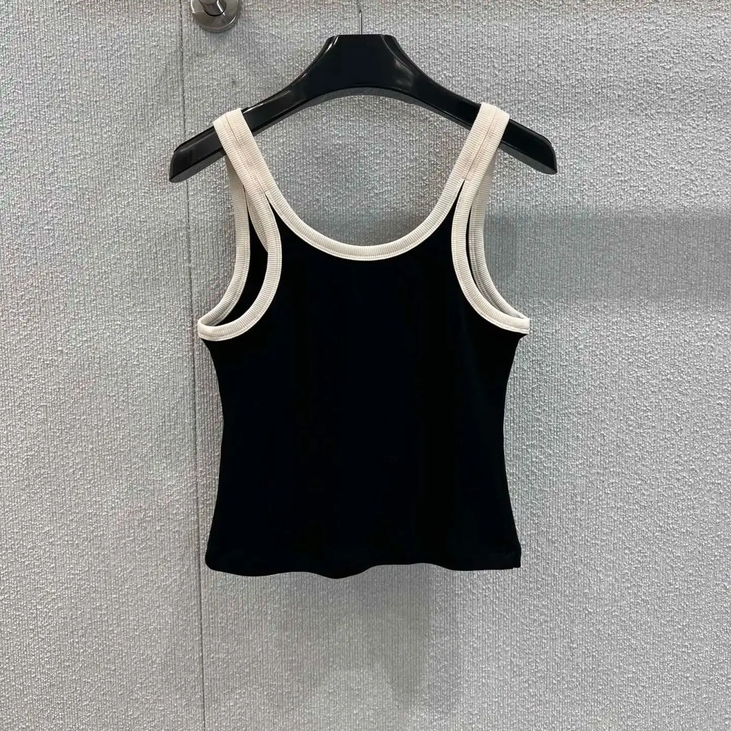 

Three Button Pockets Contrast Slim Vest Contrast Ribbed Trim Casual Silhouette HX088