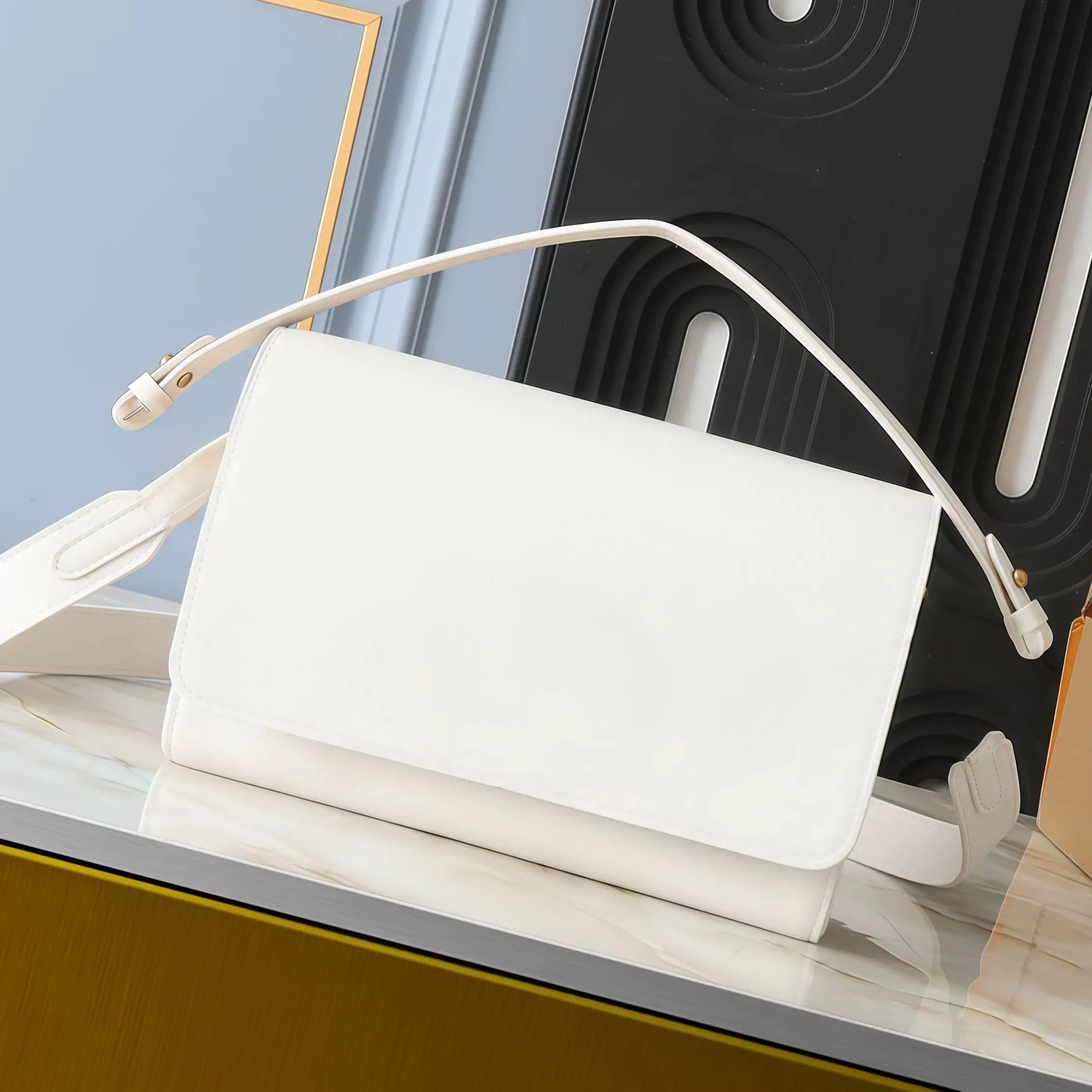 

Новая плюшевая сумка-кроссбоди 2026 года, белая/коричневая/черная, 27 x 19 x 9 см