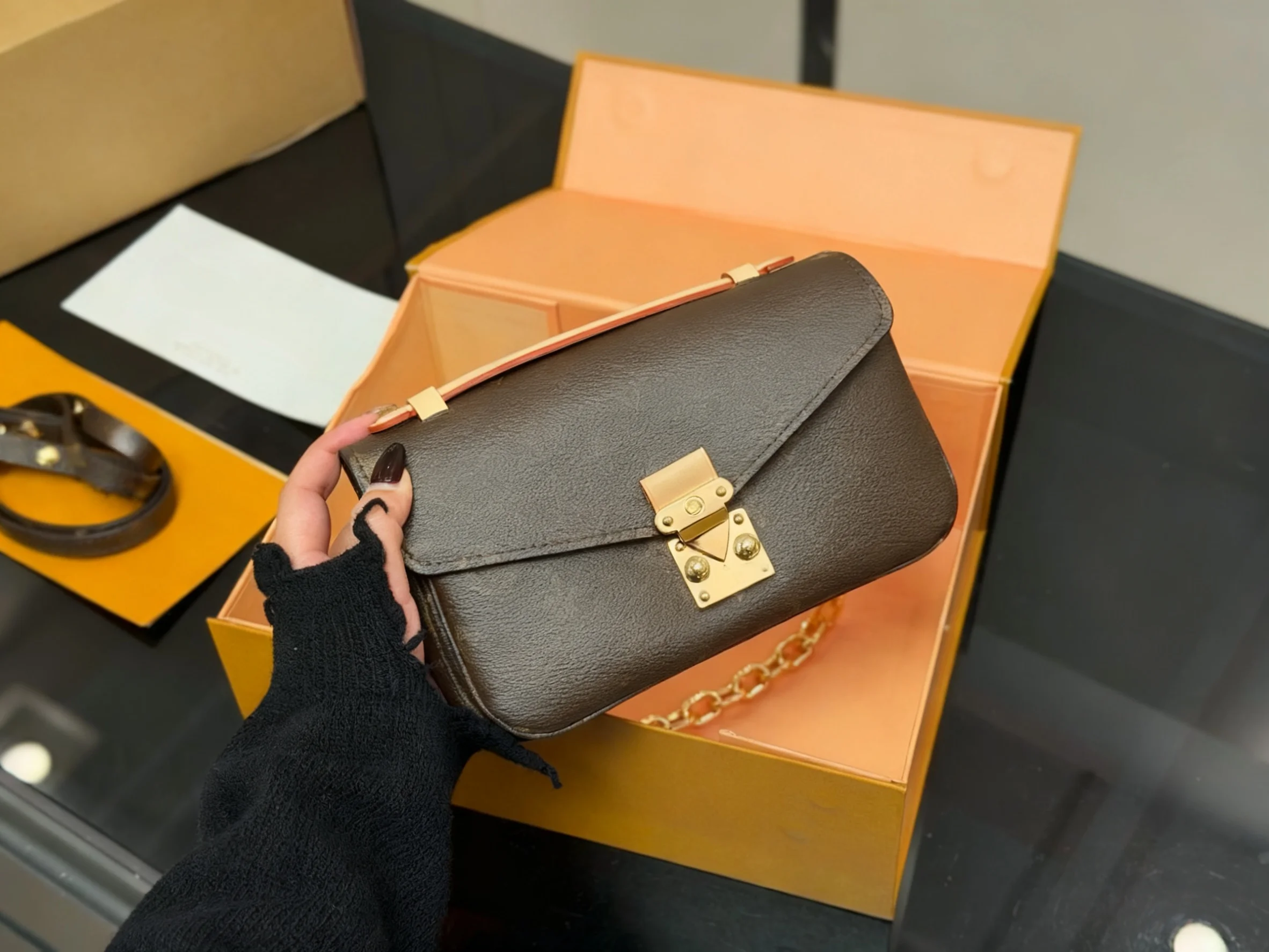 

2025 New SIZE: 21 CM Fashionable Versatile bags leather Portable can be carried on the shoulder no boxes