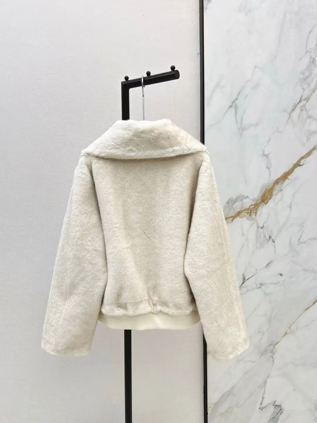 

Casual Beige White Women's Plush Warm Zipper Jacket 2025 Winter New Style Loose Solid Color Coat YF5