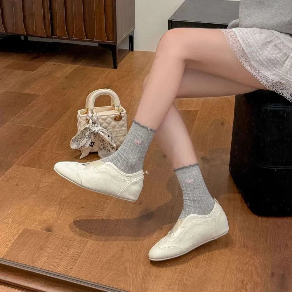 

Балетки на плоской подошве. Дизайнерская профессиональная танцевальная обувь. Атласные балетки. Одиночные туфли на платформе с бантом и неглубоким горлышком.