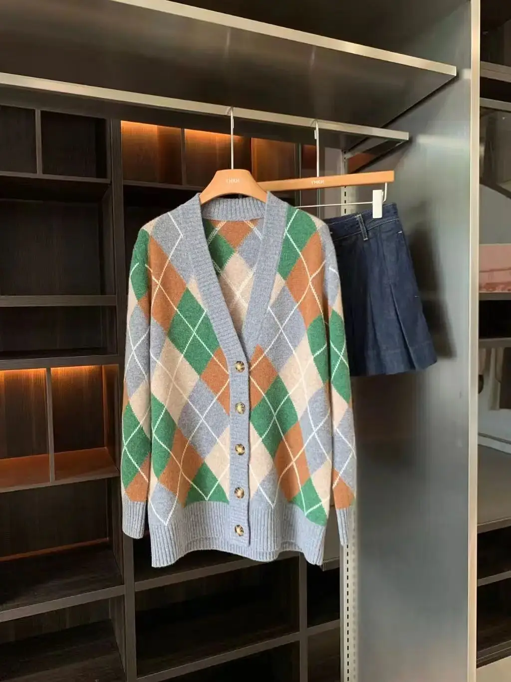 

Autumn-winter knit cardigan with geometric pattern