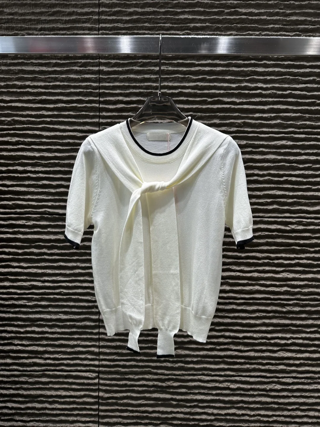 

Белая трикотажная рубашка с коротким рукавом для женщин, черный акцентный дизайн — незаменимый для сезонных нарядов