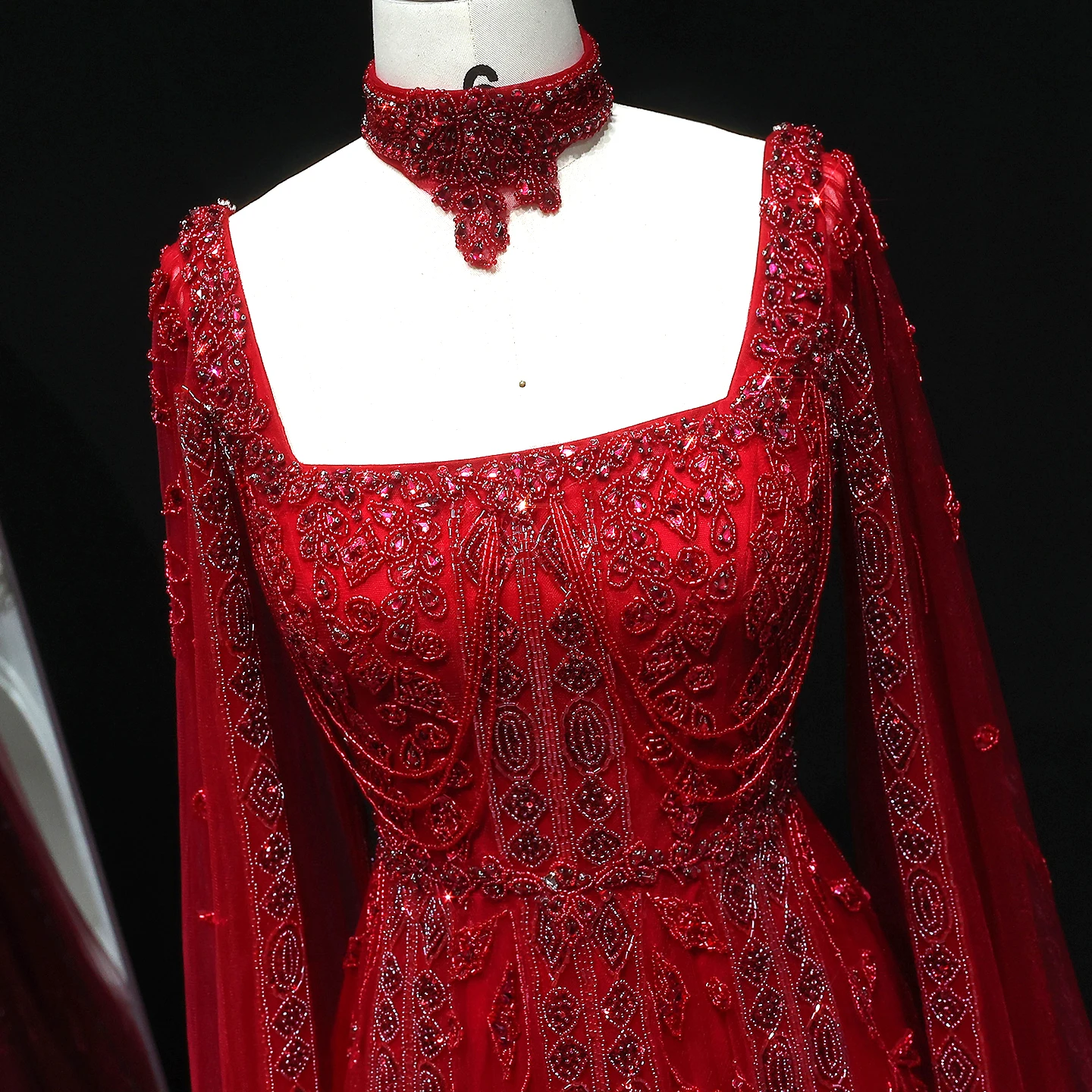 Sharon Said Elegantes Dubai Nude Arabisches Abendkleid mit Cape-Ärmeln Choker Weinrot Hochzeitsfeierkleider SS543 Maßanfertigung – Detail 33