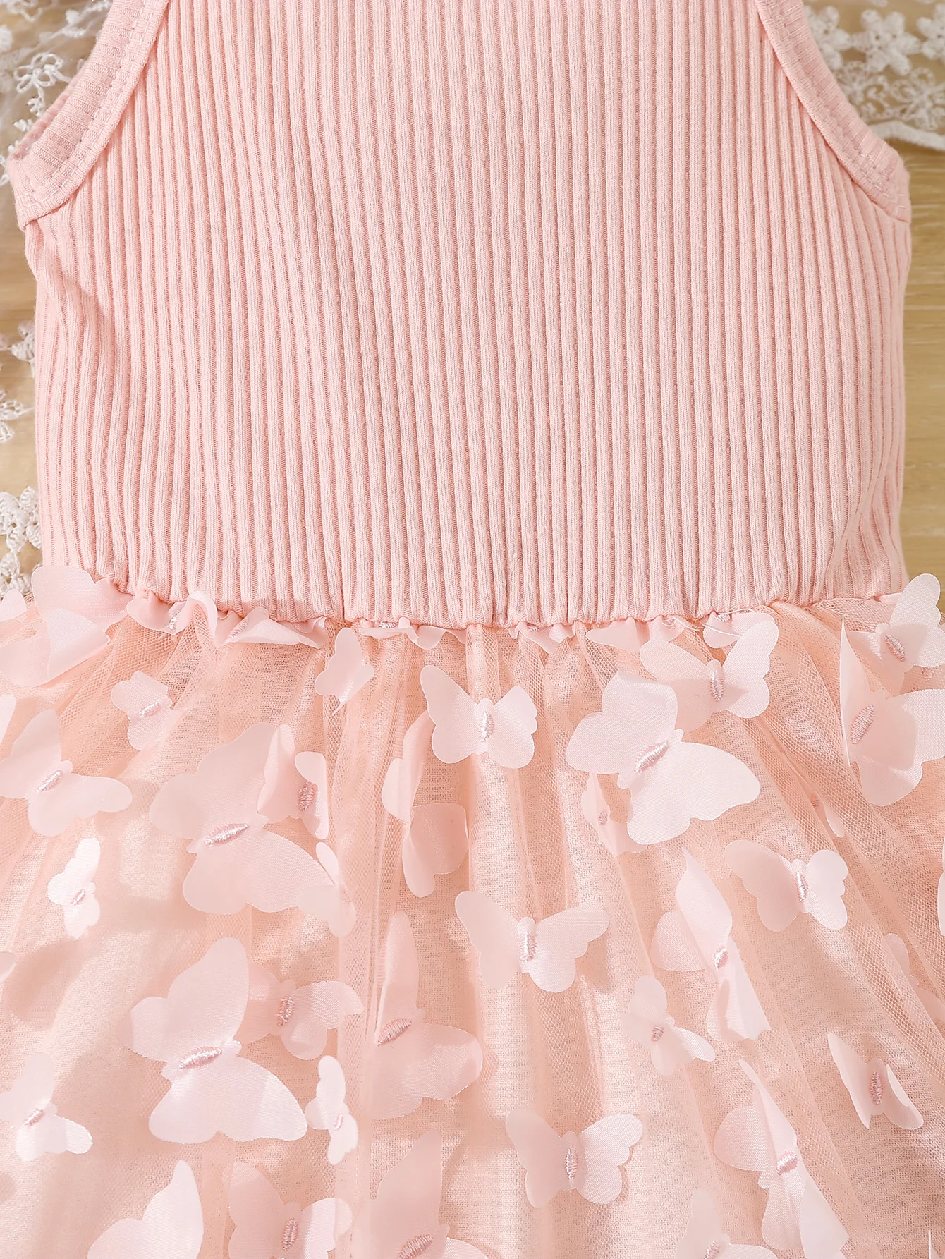 Sommerkleid für Kleinkinder und Mädchen mit Schmetterlings-Dekor und Mesh-Einsätzen, Elegantes Ärmelloses Prinzessinnenkleid – Detail 3