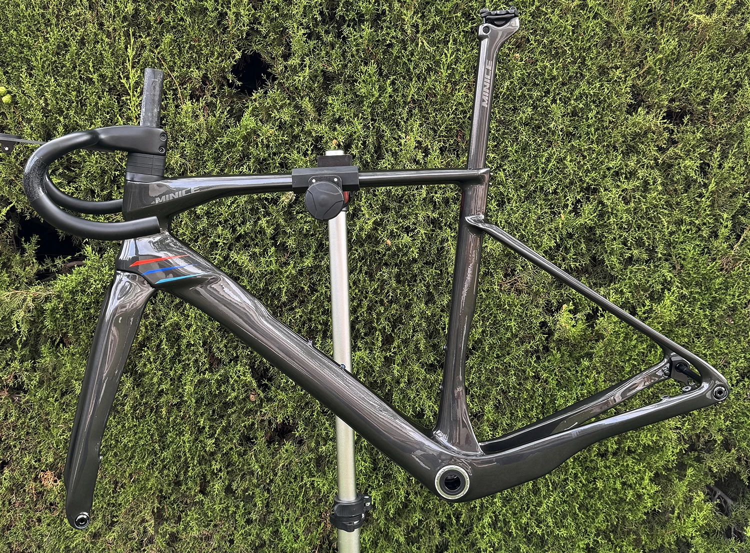 Minice Aerodynamischer EPS-geformter Carbonrahmen mit Scheibenbremse, max. 700*32C, AERO Rennrad-Rahmenset, BSA, vollständig interne Kabelführung, Lenker, DI2, mechanisch – Detail 28